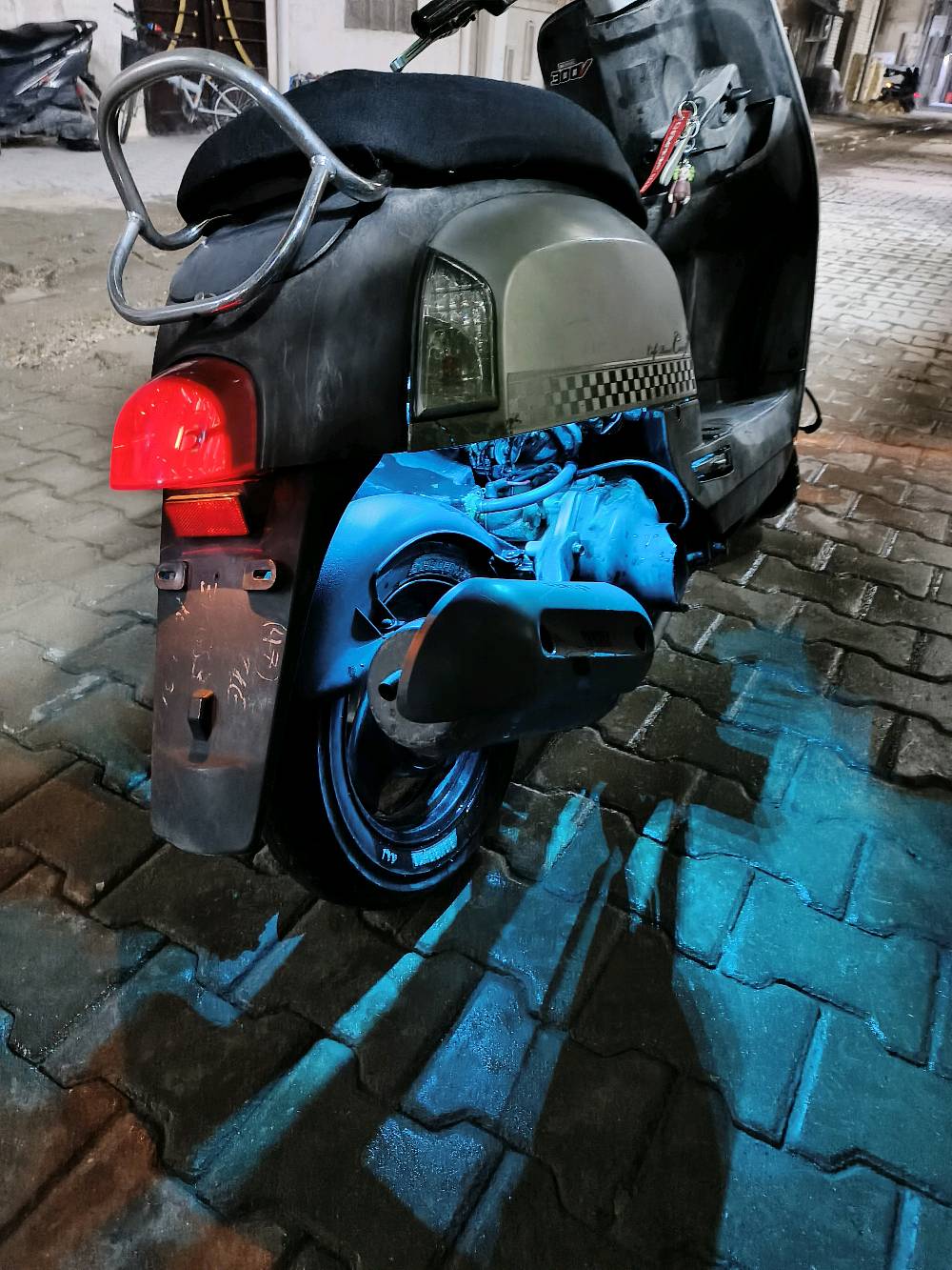 العنوان بغداد الحرية دباش 📍
السلام عليكم
الدراجه بيه نواقص مثل الدشلي مل عداد و الطوافه مل  بانزين مرات تقره ومرات متقره والدرجة مكفول انطيك ضمان لمدة يوم تفحص نكره سلف بكل وكت