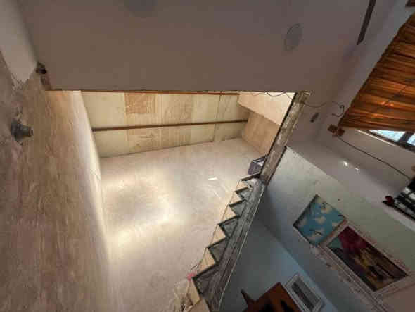 مشتمل المساحة الكلية 125متر مربع طابو زراعي سند 25 يحتوي على صاله مطبخ غرفة نوم هول صحيات بالداخل والخارج العنوان حله  الوردية خارج قرب ابو رضا الحجام السعر ٤٠ مع مجال  قليل للاستفسار ***********
