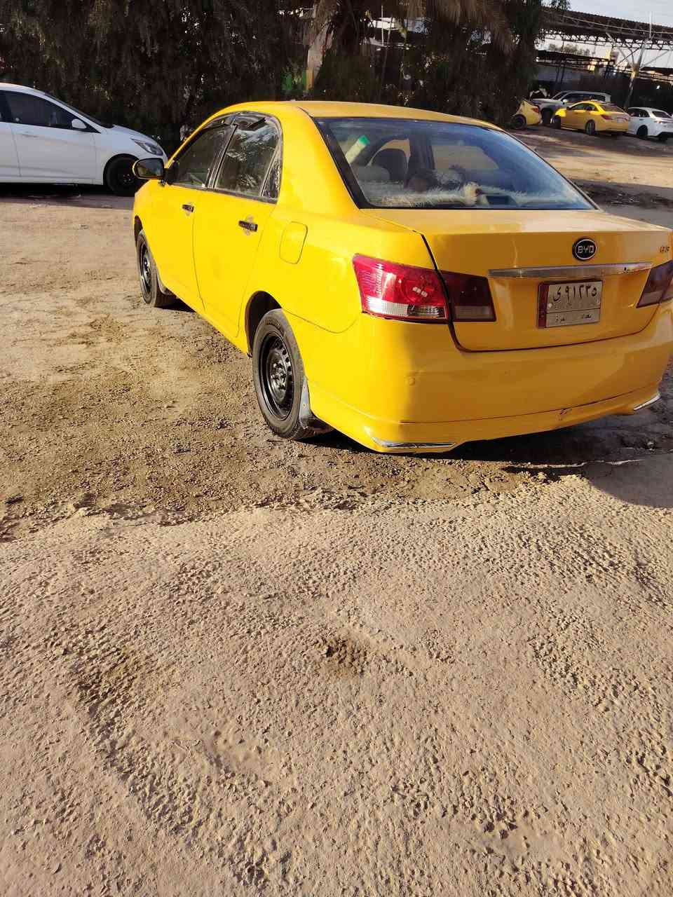 السلام عليكم سيارة بي واي دي للبيع سيارة كير محرك خير من اللة حدادية حلوة ونضيفة الكشر حلو مصبوغة صبغ عام جمالية بية فقط طخة الجاملغ اليمنة فقط الباقي كلة مكفول مداور ثاني  يوم موديل 13 j3سنوية 27مكاني كربلاء حي نضال السعر 42بية مجال بسيط رقمي***********
