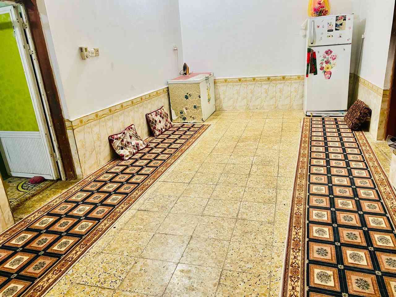 بيت للبيع الموقع حولي الغراف  المساحه 200م يحتوي على اربع غرف وصاله عدد 2 واستقبال 9م  البناء طابوق السقف عكاده استفسار واتساب ***********
