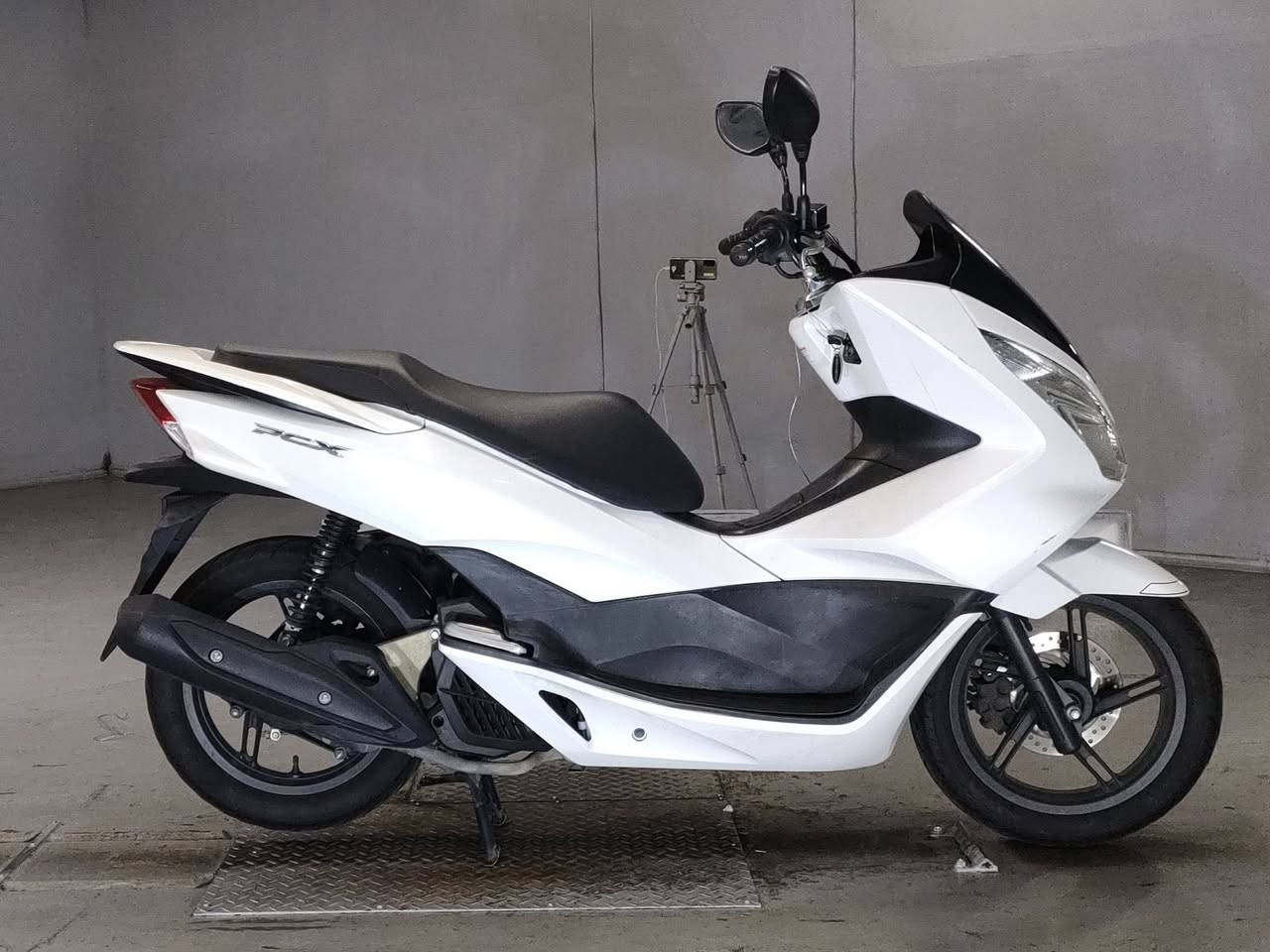 سلام عليكم
PCX 
جيل ثاني 
مكينة 125
ماشيه 25الف
مكينة مكفوله 
كفرات مكفولات ماعدة الجهة اليسره مال بجم 
صور المزاد وكتلوكو ورقم الشاصي موجود دراجة نضيفة من أخذته من الرمبه هم شاديلهة الصلنصة طابق رقم الشاصي ويا ورقة المزاد مكاني سبع ابكار أو شارع الكفاح 
***********
