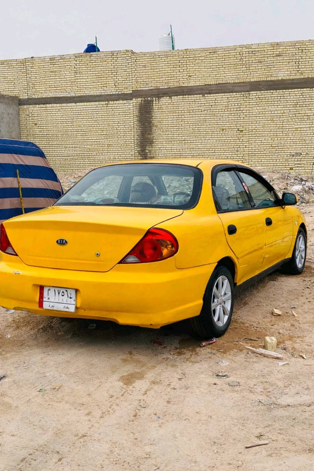 سيارة كيا موديل قديم لون أصفر بحالة جيدة. تمتاز بالمتانة والاعتمادية، مقاعد مغطاة بكَسْوة جديدة بتصميم مميز. مثالية للاستخدام اليومي ولمن يبحث عن سيارة اقتصادية وصحية للعمل.
