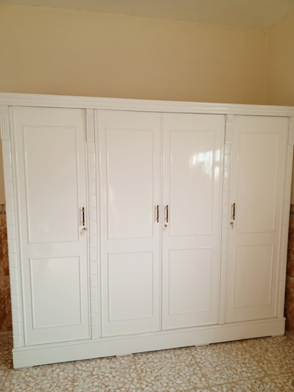 سلام عليكم اخوان كناتير اربع ابواب حسب طلب الزبون وا ميز توالت 
شغل درجه اولى صبغ حراري اتمنى ينال اعجابكم 
***********
