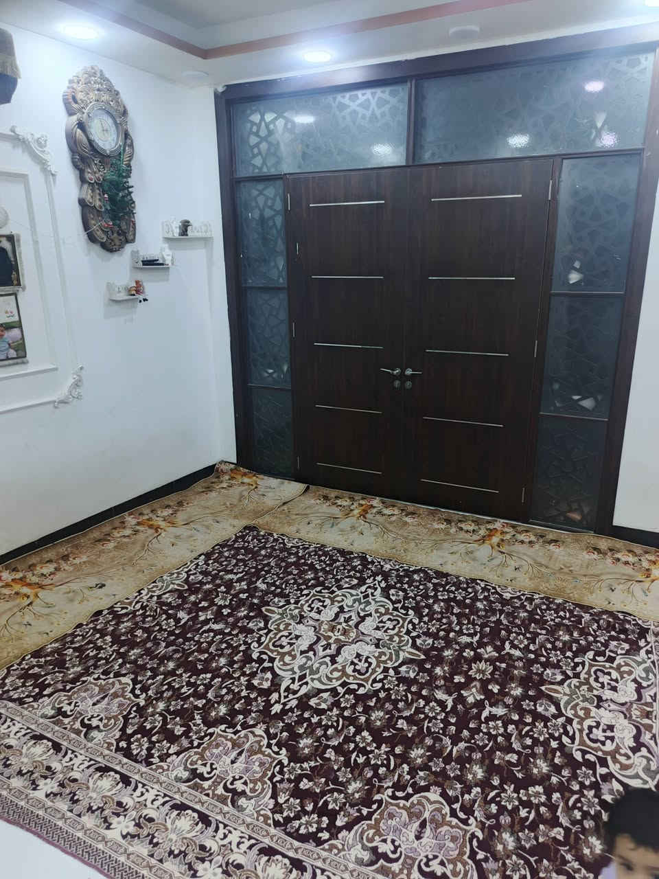 يالله اسلام عليكم بيت للبيع النجف الاشرف سايدين الصب عمود 314 مقابيل ملحق قريه الغدير طابو زراعي سند 25 البيت مساحته 150م يتكون من صاله وستقبال وطرمه وغرفتين جوه وصحيات داخليه وخارجيه البيت نضيف كلش وبناء حديث مصار هواي من شتريته منطقه هادئه وناسهه مرتبه السطح مزفت ومدكوك شتايكر المناور مصقفه بيت جاهز من كلشي خدمات ماء كهرباء تبليط الباب البيت شارع مغلق مامفتوح هاي تفاصيل كلهه السعر خاص  ولي عنده سوال يتصل او يتفصل خاص ***********

