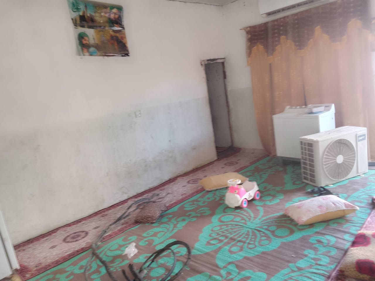 سلام عليكم بيت حواسم للبيع منطقة ابو رمانه الطرق خلف ثيلة باريس البيت مساحه 150متر مربع 9ملاين وبي مجال للشراي ***********
