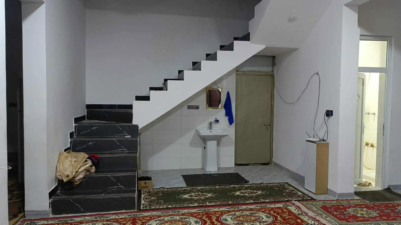 دار للبيع بالسفحه الاولى
مساحة 200 متر ع شارع 20 وساحه خضراء ب ال 8 الف البيت مفول طابق واحد والبيتونه ع طول الصاله شغل درجه أولى بيت حر مامطلوب 
يحتوي ع غرفتين وصاله ومطبخ حار وبارد واستقبال 
للاستفسار اكثر اتصل (***********)  او خاص
