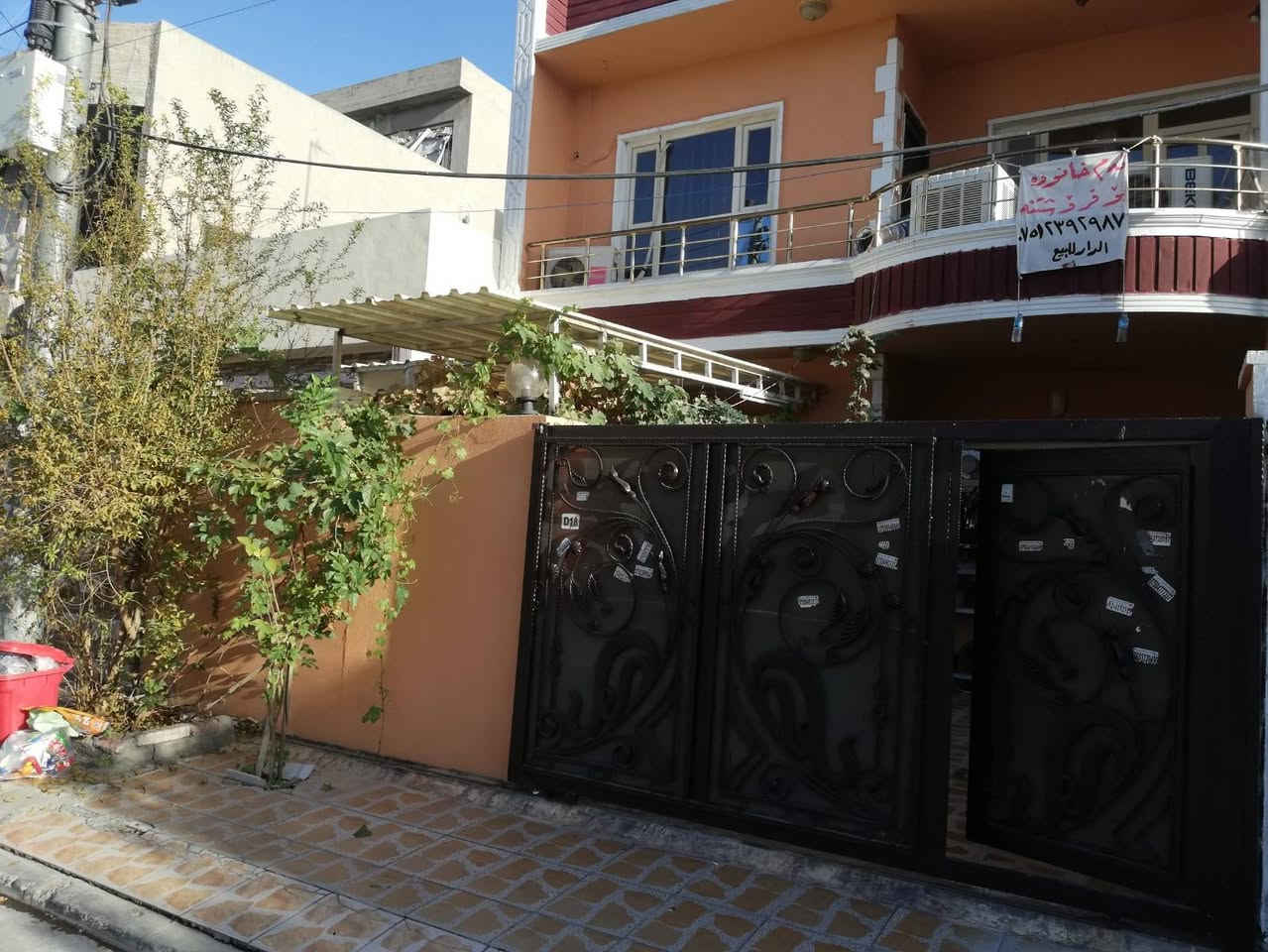 السلام عليكم..
بيت للبيع في منطقة 5حساروك قرب جامع روضه النبي وبانزين خانه سيفر وخلف مجدي مول وقرب شارع 120متر.
.المساحة.140متر
 ..الطابق الارضي يتكون من 
مطبخ حار وبارد 
ديوان
 وغرفه نوم
صالة استقبال
وصحيات.
الطابق الثاني يتكون من
3غرف
 صحيات 
بيتونة
سطح من الجهتين..
السعر(7 دفاتر  ونص وبي مجال)
طبعا وي البيت كاونتر المطبخ وسبلت 3 طن وسخان.. 
البيت نظيف ومرتب
 الخدمات الحمدلله 24 ساعة خلال ع طول السنه
.للاستفسار اكثر المراسلة على الخاص او الاتصال على رقم الشخصي .*********** أربيل, العراق
