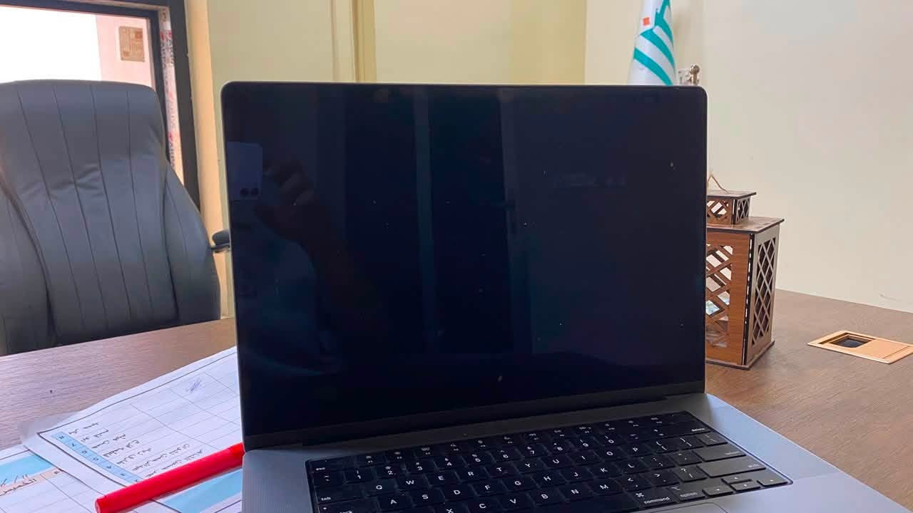 🔥 للبيع MacBook Pro 16-inch (M2 Pro) نظيف جداً
للبيع جهاز ماك بوك برو 16 بوصة، وحش مال مونتاج وصناعة محتوى وشغل ثقيل. الجهاز غني عن التعريف بأدائه واستقراره.
📌 المواصفات:
 المعالج: Apple M2 Pro
 الرام: 16 GB
 الذاكرة: 512 GB SSD
 الشاشة: Liquid Retina XDR بحجم 16 بوصة (دقة 3456 \times 2234) ألوان خرافية للمصممين 
 النظام: macOS Tahoe
📋 
 حالة الجهاز: نظيف جداً وأخو الجديد (شغال وما بيه أي مشاكل).
 الملحقات: كل محلقاتة موجودة من كارتون وشاحنة والكيبل 
💵 السعر:
2,150,000 دينار
📍 المكان: الرمادي 
📞 للتواصل: ***********
