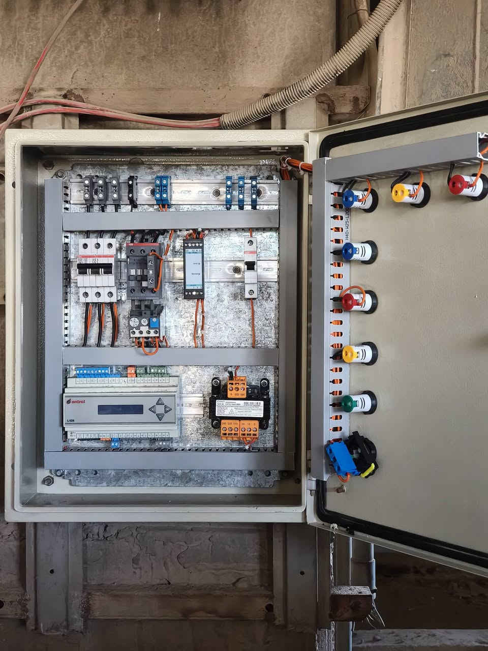 مكتب المهندس رحيم للحلول الكهربائية.
كهرباء بيتك.. تبدأ من "الخارطة" مو بس الوايرات! ⚡🏠
​تخطط تبني بيت جديد؟ أو عندك مشاكل بالكهرباء وتعبت من الترقيع؟
مكتب المهندس رحيم للحلول الكهربائية يقدم لك الحلول الهندسية المتكاملة :
✅ تأسيس وصيانة منزلية: تنفيذ دقيق للمخططات وبإشراف هندسي مباشر.
​✅ رسم وتصميم مخططات كهربائية منزلية: توزيع أحمال مدروس، أماكن إنارة ذكية، وتوزيع نقاط القوى (Sockets) حسب الأثاث.. يعني شغلك يجي "قالب وحافر" بدون تكسير مستقبلي.
​✅ تجميع بوردات ATS احترافية: حماية كاملة للمنزل وتحويل أوتوماتيكي سلس وبأعلى المواقف العالمية.
​✅ حلول استقرار التيار: نخلصك من مشاكل تذبذب الفولتية واحتراق الأجهزة الحساسة.

لأننا نشتغل بالعلم والدقة، ونضمن لك أمان عائلتك وكفاءة منظومة الكهرباء لسنوات طويلة.
​📍 خدمتنا توصلك لباب البيت .
📞 للحجز والاستفسار أو لطلب تصميم مخطط لبيتك، او محلك  راسلنا أو اتصل: [***********]
