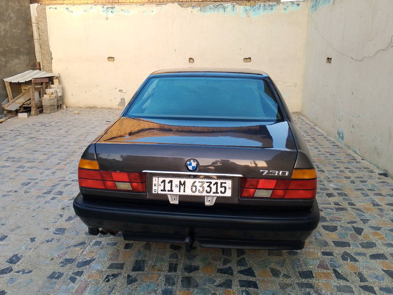 سيارة BMW موديل 730، بحالة جيدة. اللون بني ولديه إطارات معدنية بمظهر جذاب. الديكور الداخلي مريح ومصمم بأناقة.

السيارة مصانة وجاهزة للاستخدام اليومي. مناسبة لعشاق السيارات الكلاسيكية والموثوقة.
