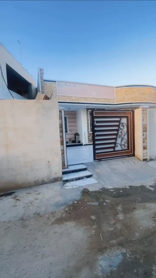 السلام عليكم بيت للبيع يحتوي  على استقبال ومطبخ سيراميك وحولي وغرفة نوم عدد ثلاثه   وصحيات داخليه وخارجيه وكراج سياره وحديقه 
العنوان / بغداد الراشديه شارع المراسمه قريب السدره ماركت  السعر /250 مليون وبيه مجال للشراي للاستفسار أكثر يرجى الاتصال على الارقام التاليه :
***********أتصال + واتساب
***********

