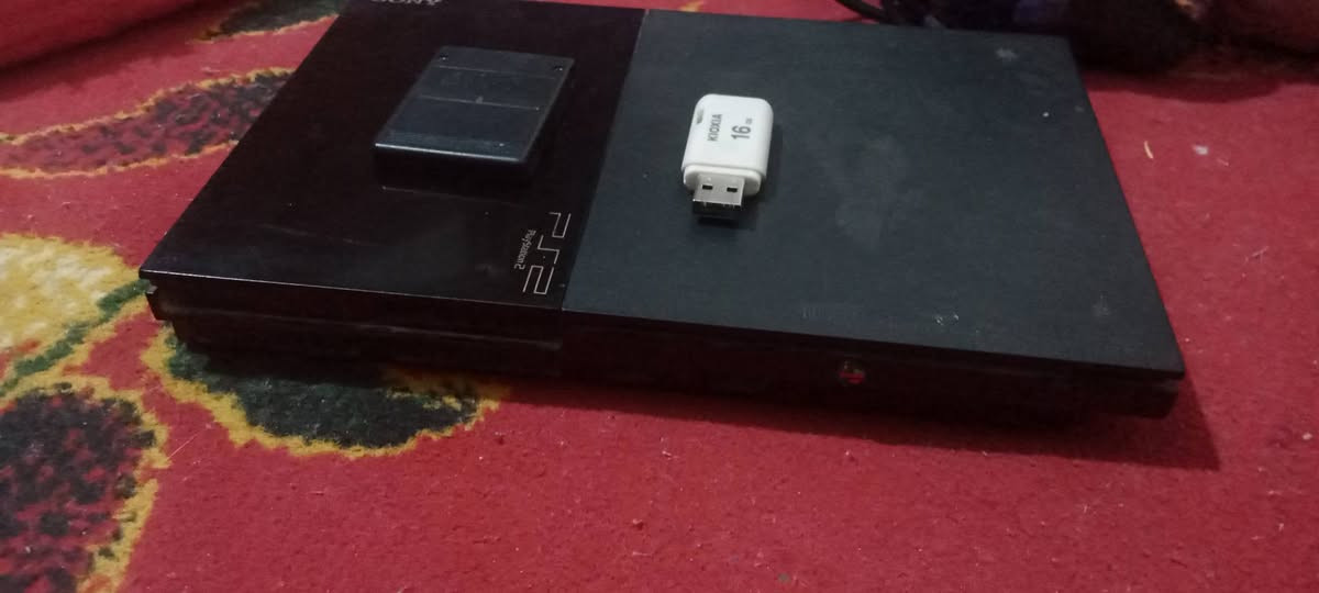 بلي ستيشن 2 + جوستك للبيع بيه 30 لعبه 
1- اله الحرب 
2-درايفر 
3-بيس 2016
 ومغامرات وحرب سباق سيارات ودراجات وغيرها  السعر قيم وخذ  للتواصل واتساب ***********
