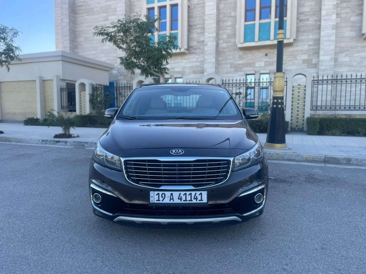 اسلام عليكم للبيع كيا سيدونا 
موديل 2016 وارد أمريكي صور الحادث مرفقه بلمنشور 
السيارة جديدة وجاهزة من كلشي رقم كربلاء انكليزي دولي سنويه 2030 
المواصفات 
LX
6V
7راكب كشنات Vip 
3 قطع تبريد كامره دوارة 
كشنات قلاب +كهربائية  
بيبان كهرباء + جنطه كهرباء 
اشاير مري + شفط 
حساسات امامي خلفي 
كامره اماميه + خلفيه 
شاشه  
بعد بيها اهوي مواصفات 
السيارة جديدة وجاهزة من كير محرك تخم تاير تبريد حداديه كله جديد  
السعر 165 وبيها مجال بسيط 
الاستفسار أكثر اتصل // ***********
عنوان السياره كربلاء المقدسة اخون مكلف بنشر بيع فقط
