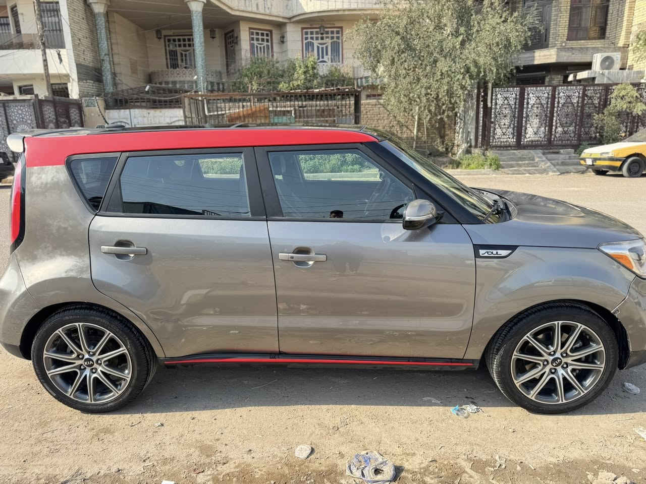 السلام عليكم
سيارة صول موديل 2018 تيربو
فول مواصفات 
بصمة تشغيل + بانورما+ ترحيب عن بعد+ مري شفت +اشاير بالمري 

3 انظمة قيادة
الكشنات كهرباء + تدفئة 
ضربتها جاملغ خلفي فقط مصبوغ 
السيارة ليبل واحد 
سعرها 130 وبيها مجال بسيط 
مكاني بغداد البلديات 
رقم الهاتف ***********
