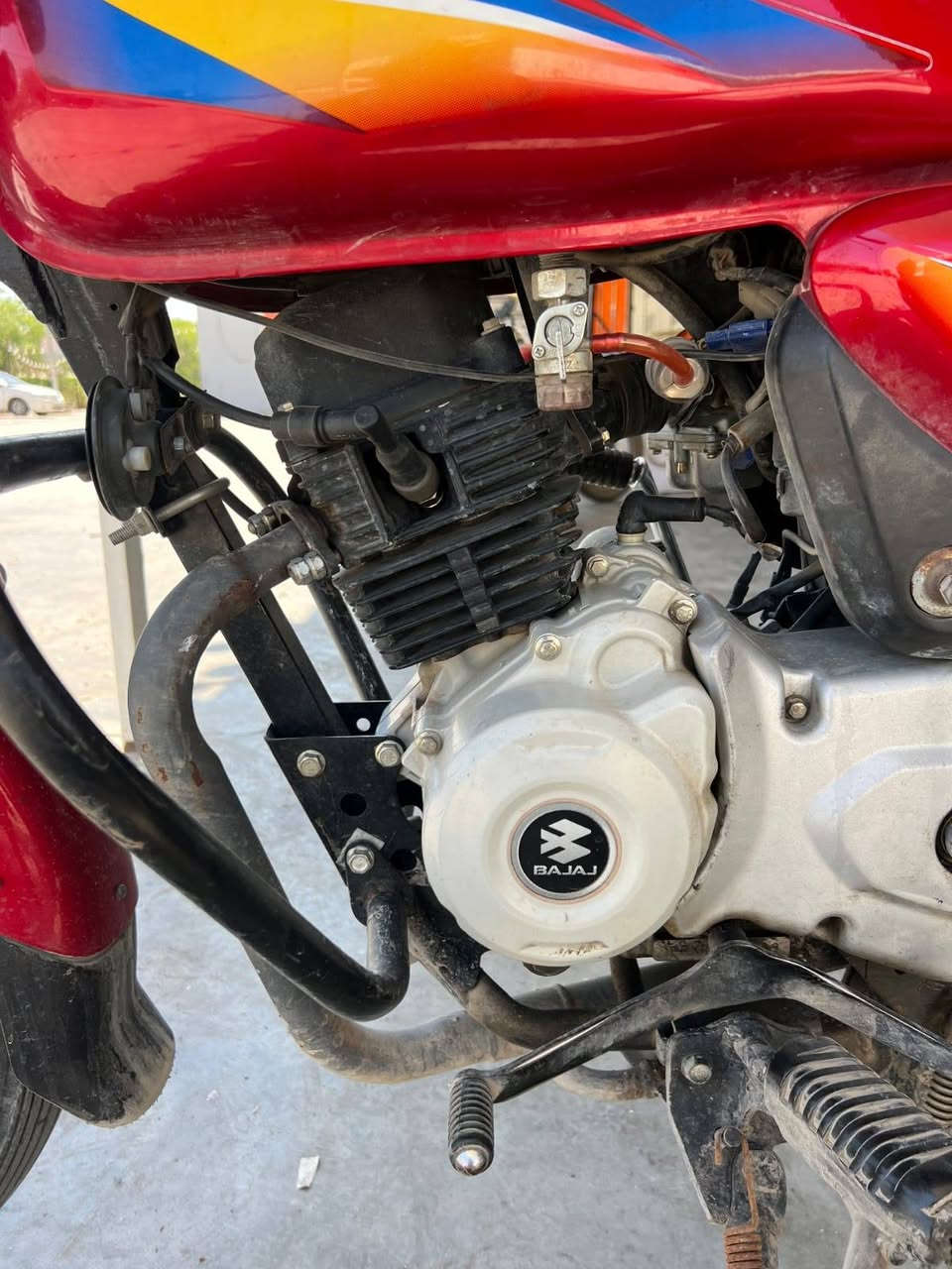 ​🏍️ للبيع: دراجة باجاج بوكسر (Bajaj Boxer BM 150) نظيفة جداً
السلام عليكم شباب، دراجة باجاج بوكسر 150cc للبيع، الدراجة بحالة ممتازة ومكفولة من كل نواحي النقص.
​📌 المواصفات والمميزات:
​الموديل 2023والنوع: باجاج بوكسر (Bajaj Boxer BM 150) أصلي.
​المحرك: محرك بلادي ونشط جداً، عزم وقوة ما شاء الله (مكفول من اللعب والفتح).
​الرقم: الدراجة مرقمة (رقم ألماني واضح ومثبت بالصور).
​كفر خلفي (شـبچة) متين لغرض الحمل أو الترتيب.
​الوضع العام: الدراجة جاهزة من الصدمة للصدمة، كهربائيات كاملة شغالّة، تواير بحالة جيدة جداً، وما تحتاج أي مصاريف.
​📍 العنوان والتفاصيل:
​الموقع: ديالى - المقدادية.
​رقم الهاتف للتواصل أو الواتساب: ***********
​ملاحظة: الدراجة مكفولة وفحص وين ما يعجبك. السعر والتفاصيل الإضافية عند الاتصال أو خاص للشراي الطيب.
