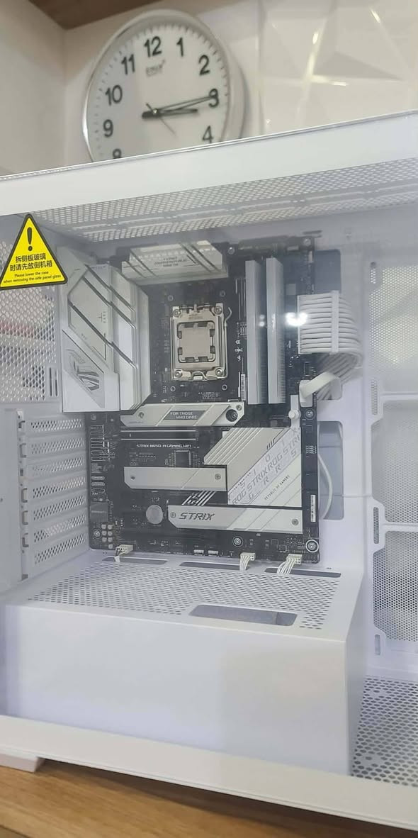 🔥 **متوفر PC أبيض – قوة + شكل فخم** 🔥

إذا تدور على تجميعة نظيفة وقابلة للتطوير، هاي الاختيار الصح 👌🤍

🧠 **Ryzen 7 7700**
🧩 **ASUS ROG STRIX B650-A**
💾 **RAM 16GB RGB 6000MHz**
❄ **تبريد مائي DeepCool 360mm**
⚡ **PSU FSP 700W**
🖥 **Case SAMA أبيض + 4 مراوح**

💰 **السعر:**
👉 **1,040,000 دينار**
✅ شامل التوصيل
✅ شامل شد القطع والتنصيب

📦 **ملاحظة:**
❌ بدون كارت شاشة
❌ بدون هارد
(نركّب حسب طلبك وبأفضل سعر)

🚚 توصيل لكل المحافظات
🛡 ضمان
📩 مراسلة خاصة للاستفسار والحجز

📲 **تواصل ويانا:**
🔹 Telegram: @Malik_pc_1_iraq
🔹 Instagram: qiada_g
🔹 TikTok: @ma.lik_m

---

#PC_العراق
#تجميعات_PC
#Gaming_PC
#كمبيوتر_العراق
#PC_أبيض
#Ryzen7
#ROG_Strix
#RGB
#بيع_حاسبات
#Malik_PC


**إذا كنت صاحب هذا الإعلان وتريد حذفه لأي سبب، رجاءا أرسل رسالة إلى الدعم الفني**