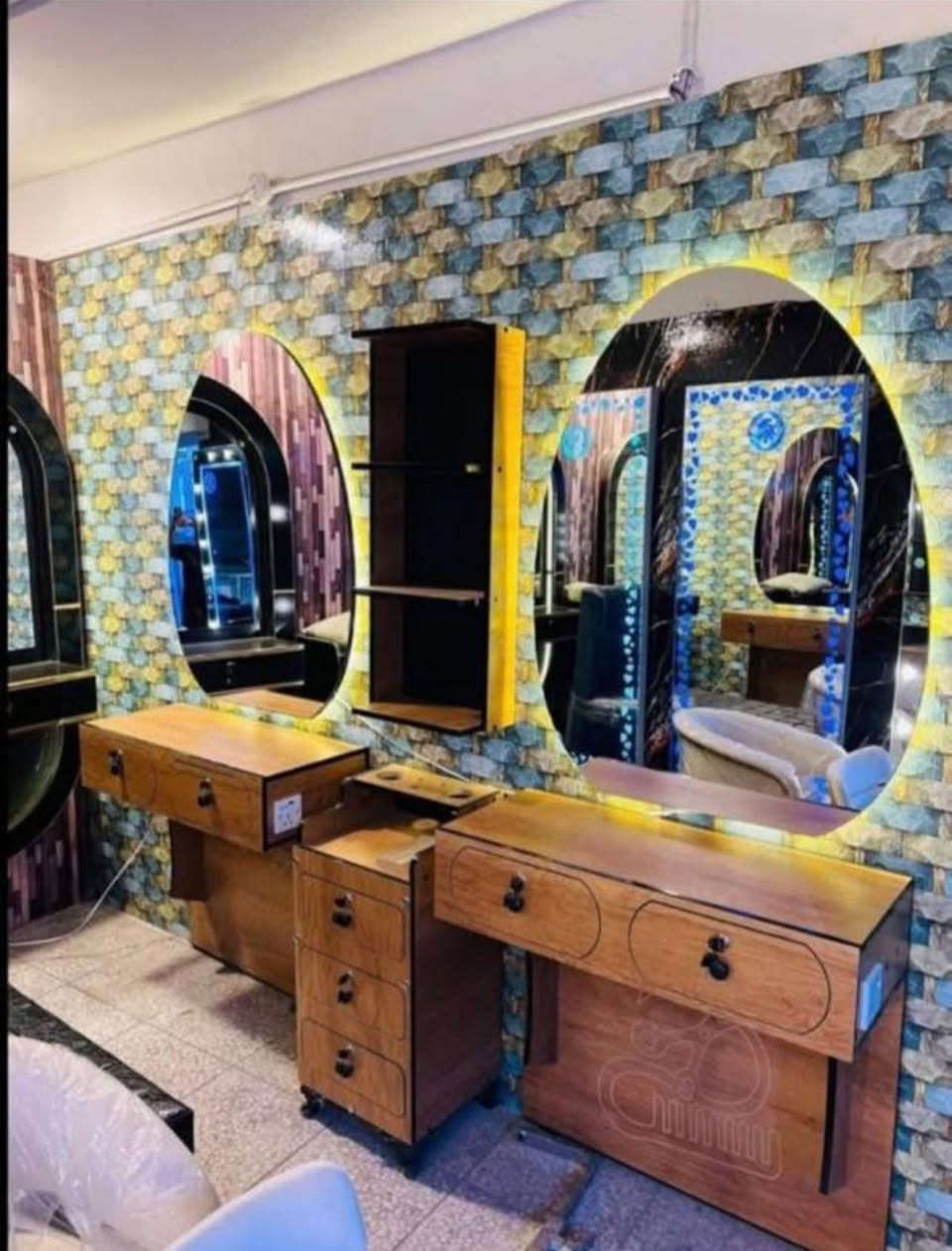 تركيز على الفخامة والاحترافية (رسمي)
هل تبحث عن التميز لصالون الحلاقة الخاص بك؟ نقدم لك أحدث تصميمات
✅ تصميم عصري: منحنيات انسيابية تضفي طابعاً فريداً للمكان.
✅ عملية ومتكاملة: أدراج واسعة للتخزين، أماكن مخصصة للمجففات والماكينات، وإضاءة مدمجة لراحتك.
✅ جودة عالية: خامات خشبية ممتازة تتحمل الاستخدام اليومي الشاق.
ارتقِ بمستوى صالونك واجذب المزيد من الزبائن بديكور يليق بهم.


**إذا كنت صاحب هذا الإعلان وتريد حذفه لأي سبب، رجاءا أرسل رسالة إلى الدعم الفني**