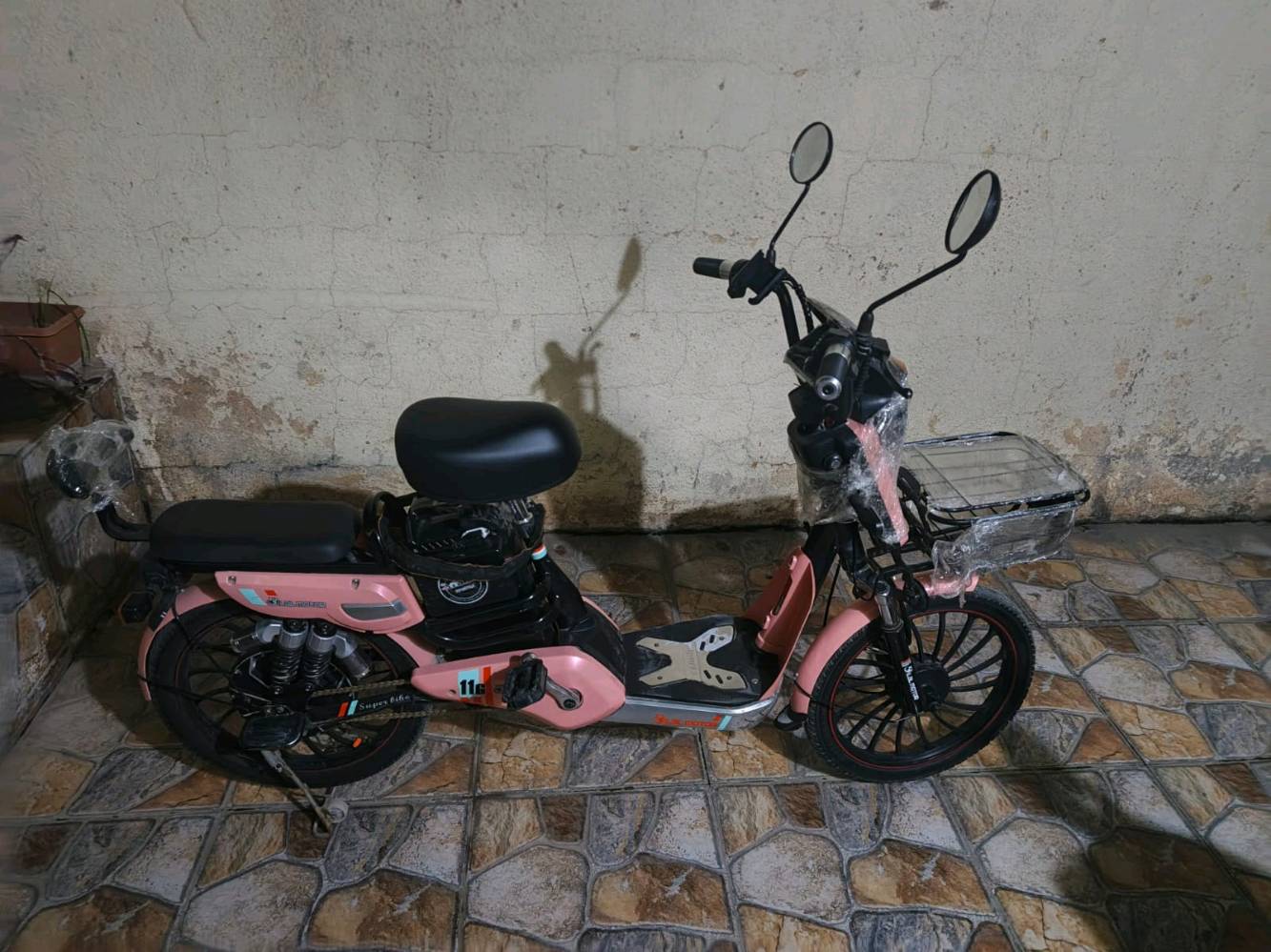 سلام عليكم شحن لون وردي2023 للبيع اربع بطاريات جدد تاير خلفي جديد وبلوتوث وقفل كشن وقفل تاير ويا بصمتين وسويجين بايسكل شرط نضافه العنوان كركوك واسطي السعر انتَ تحدد 