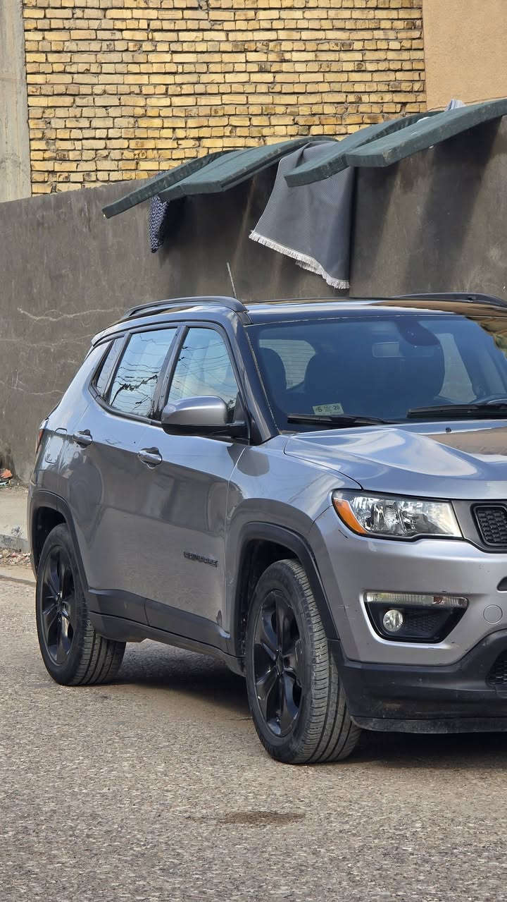 جيب كومباس 2019 - فئة Black Top (فول مواصفات)
السيارة نظيفة جداً وجاهزة للاستخدام، ومواصفاتها مميزة لهواة الفخامة والرياضية.
​📋 التفاصيل العامة:
• ​الموديل: 2019.
• ​الفئة: بلاك توب (Black Top) أصل - القمارة لون أسود بلادي.
• ​الممشى: 56 ألف ميل (ما يعادل 91 ألف كيلو متر).
• ​الرقم: ذي قار (مشروع وطني)، السنوية باسمي والتحويل ثاني يوم.
السياره مبدل كير تفصيخ جديد 
​✨ المواصفات العالية (Full Options):
• ​بانوراما 
• ​بصمة تشغيل + خاصية التشغيل عن بعد.
• ​التبريد: تبريد قطعتين (ثلج) شغال .
• ​شاشه  بنظام أندرويد + كاميرا .
• ​المقصورة: داخلية جلد مميزة (أسود وتطريز أحمر) بحالة الوكالة.
• ​الأداء: حدادية جديدة بالكامل.
​🛠️ حالة البدي (الضرر):
​السيارة فيها ضرر بسيط  والضرر خارجي فقط؛ السيارة بدون أي "دواخل" نهائياً، والشواصي واللغدات سليمة 100%.
​📍 الموقع: ذي قار الناصريه
📞 للتواصل والاستفسار: ***********
