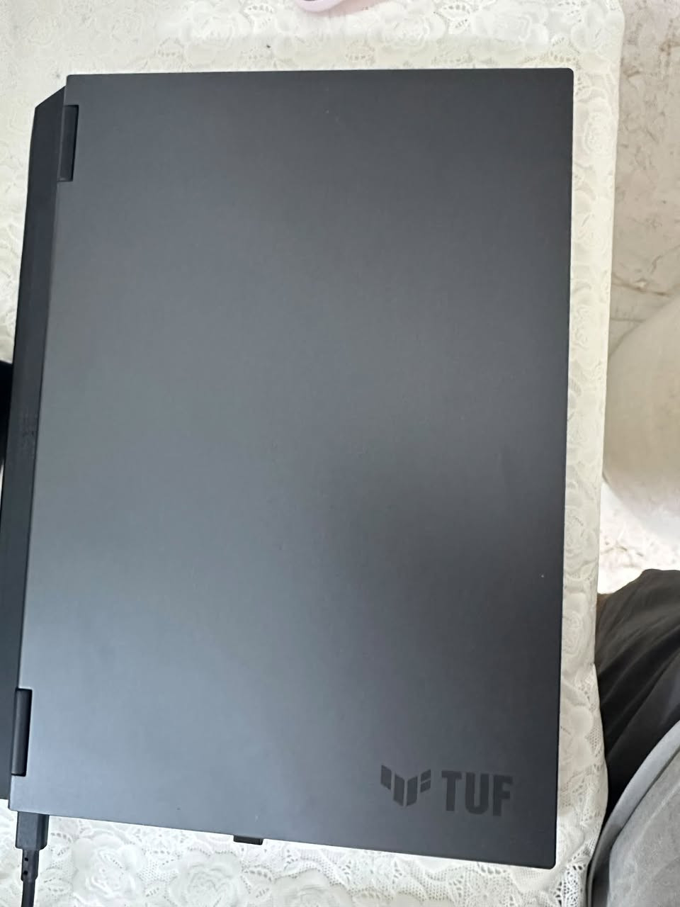 ASUS TUF Gaming A16: FA608UM)
المعالج (CPU)
النوع: AMD Ryzen 7 260 w/ Radeon 780M Graphics
السرعة الأساسية: 3.80 GHz
مع تيربو
كروت الشاشة (Graphics Cards)
الكرت المنفصلNVIDIA GeForc RTX 5060 Laptop GPU بسعة 8 جيجابايت (GDDR6).✅
الكرت المدمج (لتوفير الطاقة): AMD Radeon 780M Graphics.
السعه16 كيكا✅
الذاكرة العشوائية (RAM)
السعة: 32.0 جيجابايت ✅
النوع: DDR5 (قابل للترقية والزيادة).
السرعة: 5600 MT/s.✅
التخزين (Storage)✅
السعة الإجمالية SSD NVMe بمساحة 1 تيرابايت✅
الشاشة والمميزات الخارجي
معدل التحديث: 165Hz مع زمن استجابة سريع 3ms (ممتازة جداً للألعاب التنافسية)
حجم 16 انج✅
الدقه :2k✅
نوع اللوحة: IPS-level display لتقديم زوايا رؤية وألوان دقيقة.
الأمان: كاميرا تحتوى على مستشعر الأشعة تحت الحمراء (IR Camera) لدعم خاصية التعرف على الوجه Windows Hello.
الشحن: يدعم الشحن السريع عبر منفذ Type-C بقدرة تصل إلى 100W PD (بجانب الشاحن الأساسي بقوة 240W).
التبريد: نظام تبريد متطور بفتحات كاملة مع الجيل الثاني من مراوح Arc Flow Fans.
الاتصال اللاسلكي: يدعم تقنية Wi-Fi 6E السريعة.
السعر :2 مليون ✅
العنوان بغداد
***********
