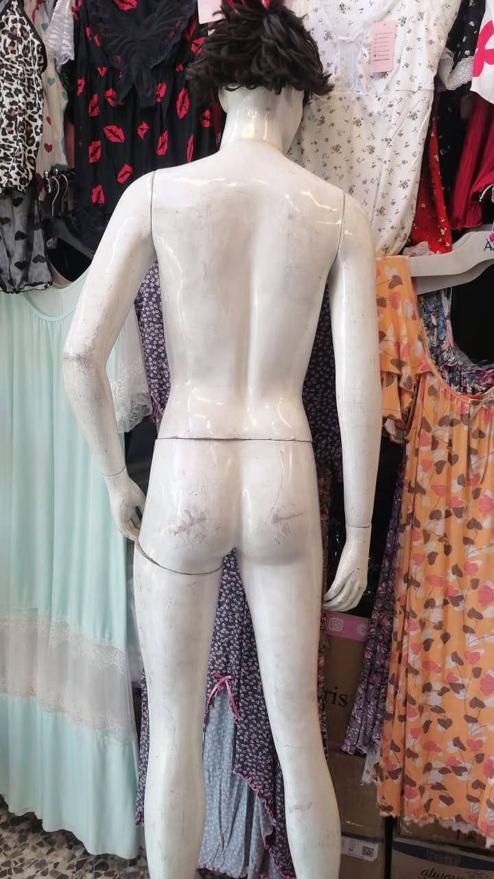 عندي ٦ مانيكان هاي كدامكم بدون فلتر ولا شي
اكو ٣ بيهن قاعدة جام دائرية واكو بدون 
عظم عاج ثقيل مو بلاستك خفيف اخذت الوحدة بورقة وهسه الوحدة ب٥٠ اريدها وفقط يرادلهن صبغ ومكياج ترجع جدد
اخوان ابيعهن شلع مكاني بغداد الدورة ***********
