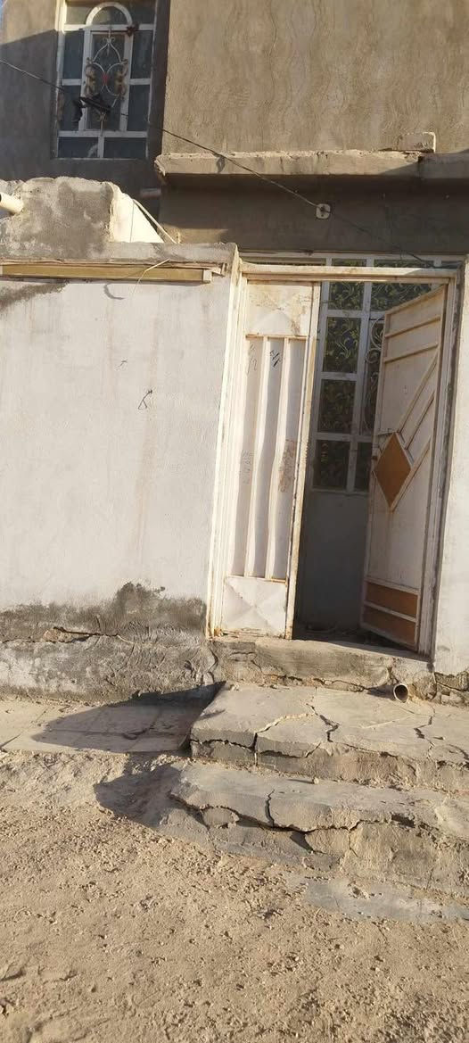 سلام عليكم للبيع بيت بلنداء منطقه ال57 مساحته 40 متر واجه 4 امتار ونزال 10 قريب على الشارع العام خلف المجمع الكوري بناء طابوق جيري  وعگاده الارضيه كاشي وسقوف ثانويه سعره 31 وبيه مجال قليل للاستفسار اتصل ***********
