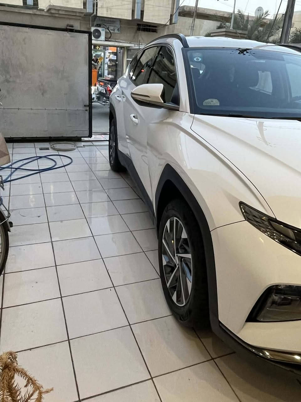 توكسان موديل 2023 خليجي ام الضمان رقم بغداد
السلام عليكم عندي توكسان خليجي  موديل 2023 رقم بغداد الجديد تحويل مباشر السياره جديده استعمال نضيف ماشيه 25 الف 

مواصفاته 

بصمه عدد2 ابواب وتشغيل عن بعد

محرك 2000 دوش

كراسي كهرباء عدد2

فول تحكم ستيرن 

حساس امامي وخلفي 

ويل كب عدد5 سبير منازل 

كامرا وشاشه جبيره

هندبريك بصمه

مودات قياده 

لد امامي وخلفي وبيه مواصفات بعد حلوه والسياره استعمال كلش نظيف بدون اي اضرار 

والسعر 208 ورقه 

عنواني بغداد حي الجامعه نفق الشرطه والاتصال على الرقم ***********
