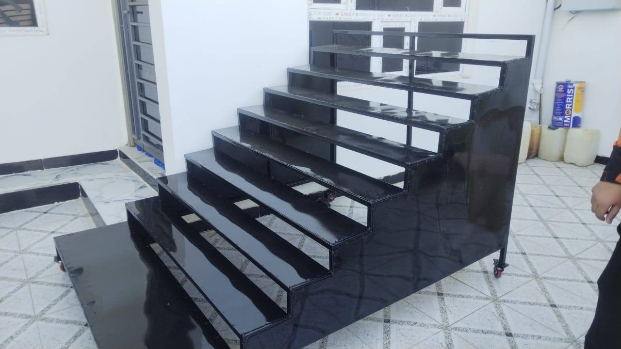 السلام عليكم ورحمة الله وبركاتة ميز احذية يفيد اهل المشاريع الطول مترتين وستين والعرض مترة وخمسين للاستفسار ***********
