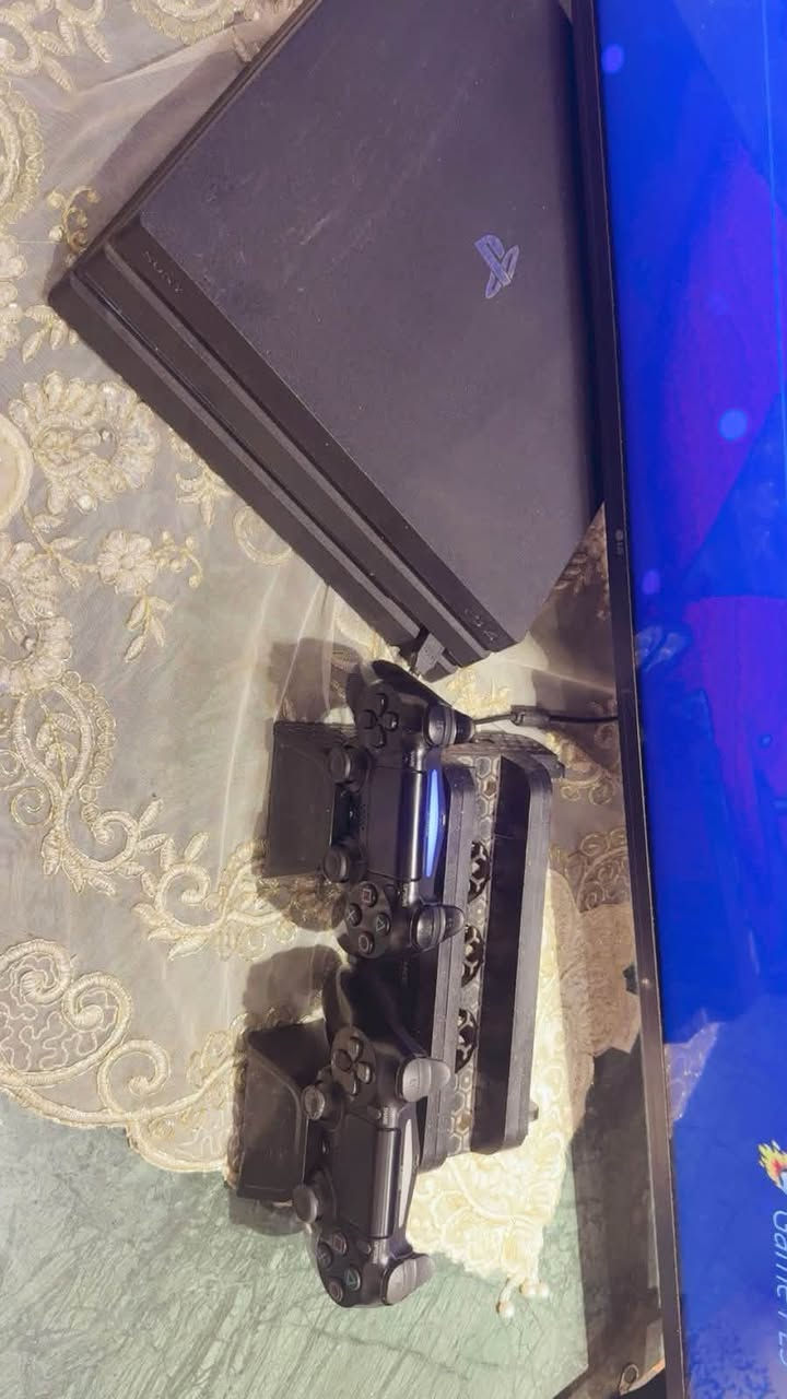 السلام عليكم بلي فور برو واحد تيره بيه ٢٠ لعبه مع بيس ٢٠٢١ مع جوستك ٢ اصليه  بلي كامل  سعره. ٣٧٥  مكاني البياع تقاطع درويش  ***********
