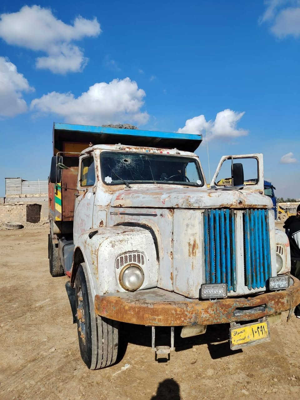 سلام عليكم عمي هاي سيارة مطلوب فلوس ما حوله راح سوي على حجز له ما دز فلوس
