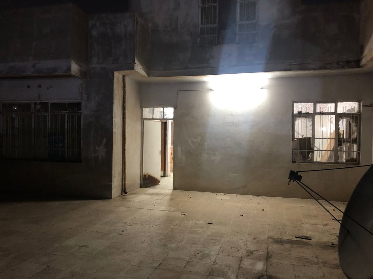 بيت 🏠 للبيع في حي البكر موقع مميز قرب مطعم بيت جدي شارع 20 
بناء قديم مرتب صالح للسكن سند طابو الزهور شرط التحويل 
مساحه البيت 450 متر واجها 16 متر 
يحتوي البيت ع استقبال وهول و3غرف نوم 🛌 ومطبخ ومخزن وصحيات ومناور وكراج سياره وحديقه 
ط2 هول و4غرف نوم 🛌 وصحيات ومناور وبلكون سطح منشر وسطح عالي 
تجاء البيت شروق 
للاستفسار عن سعر البيت الاتصال ع الرقم 
***********
***********
