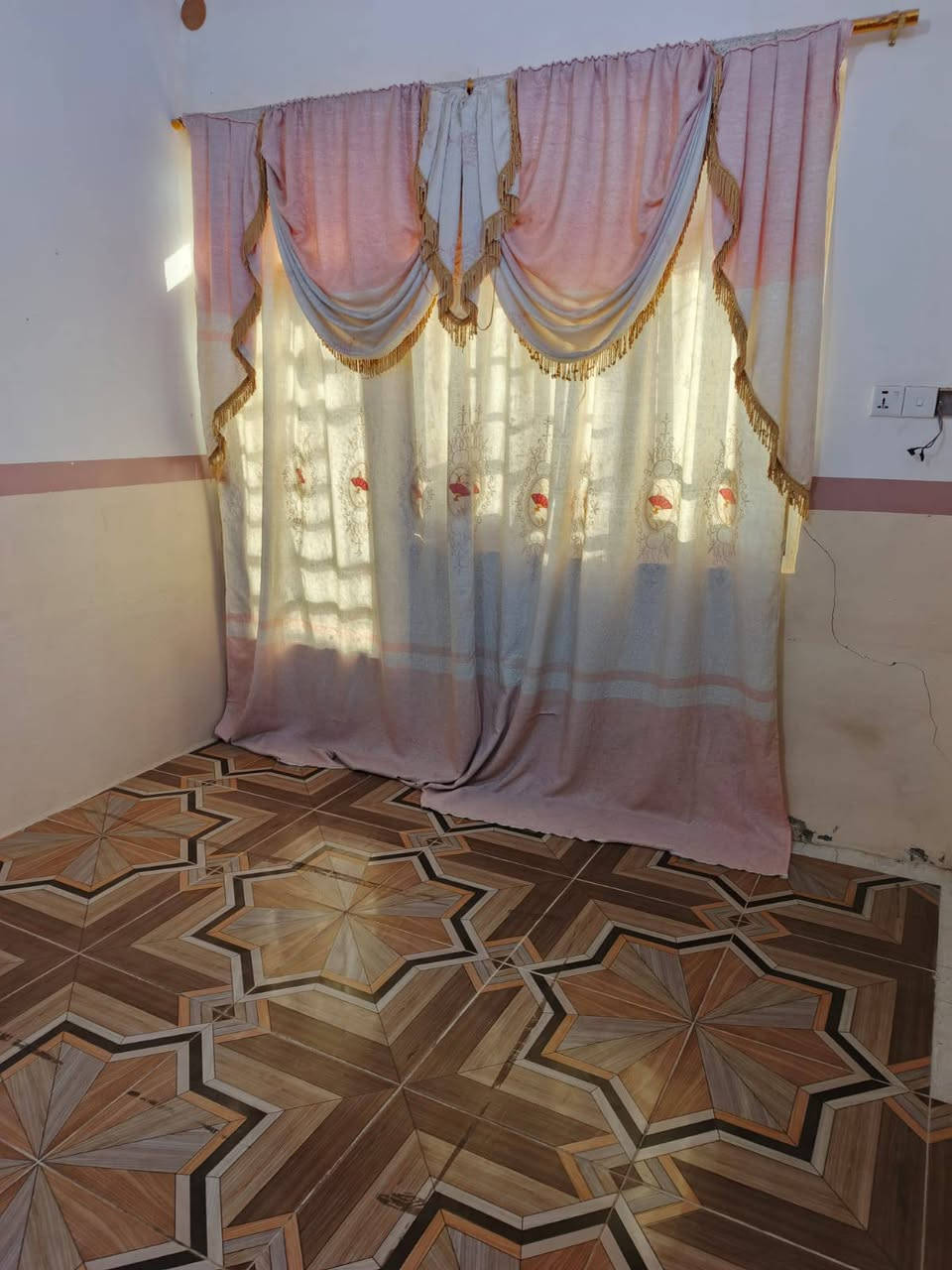 السلام عليكم
دار للبيع مساحة ١٠٠م طابقين ،اربع غرف
الموقع:الحر الصغير ،الفرع المقابل اسواق السلطان(فرع المدارس)
السعر:88 وبيه مجال 
للاستفسار:***********
