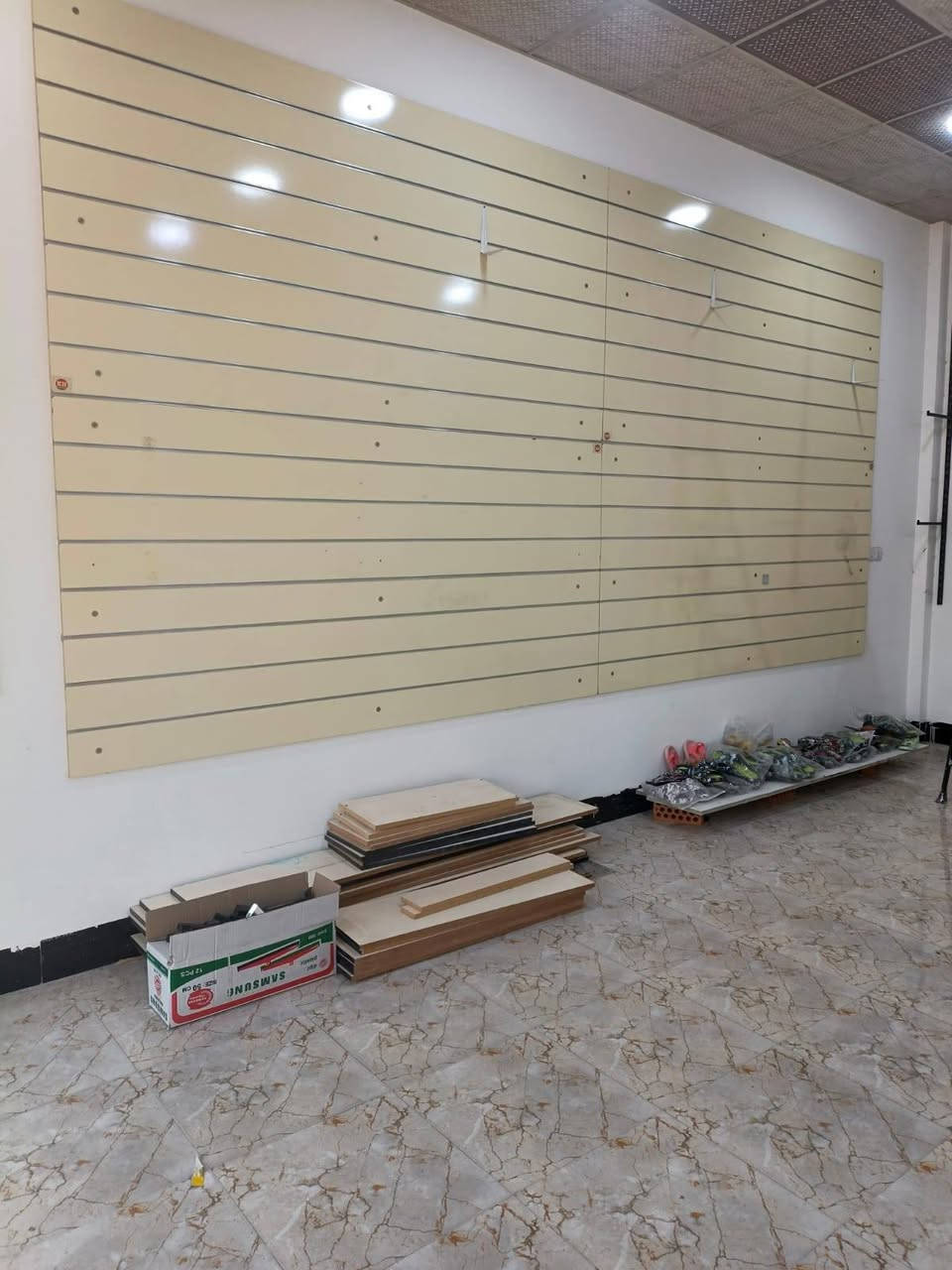 رفوف محل جدد ونظاف تجي وشوف بعينك ***********
