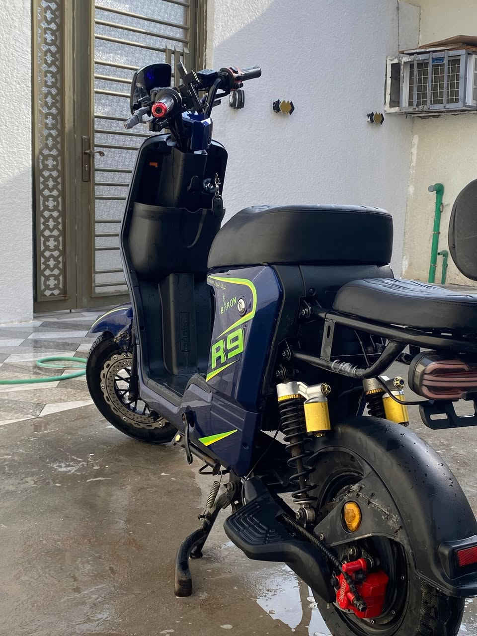 السلام عليكم دراجهR9 سبورت 6 بطاريات 36v النظافه شوفت عينك الدراجه ابد مامتعوبه غراضها موجودات مرايات وبايدر وسله وشاحنه وسويجات ثنين وكارت وبصمه الاضرار المدكر الخلفي ولامامي ومصلحات هم وتوصل مساحه 45 كيلو الدراجه كلش كلش نظيفه ومحتاج واريد ابيعها والله يهني الياخذها للمعلومه 6 بطاريات استخدامها شهرين و17 يوم ابد ماتعبانه السعر 450وبيها مجال لشراي رقمي واتساب ***********وانه بخدمتكم
