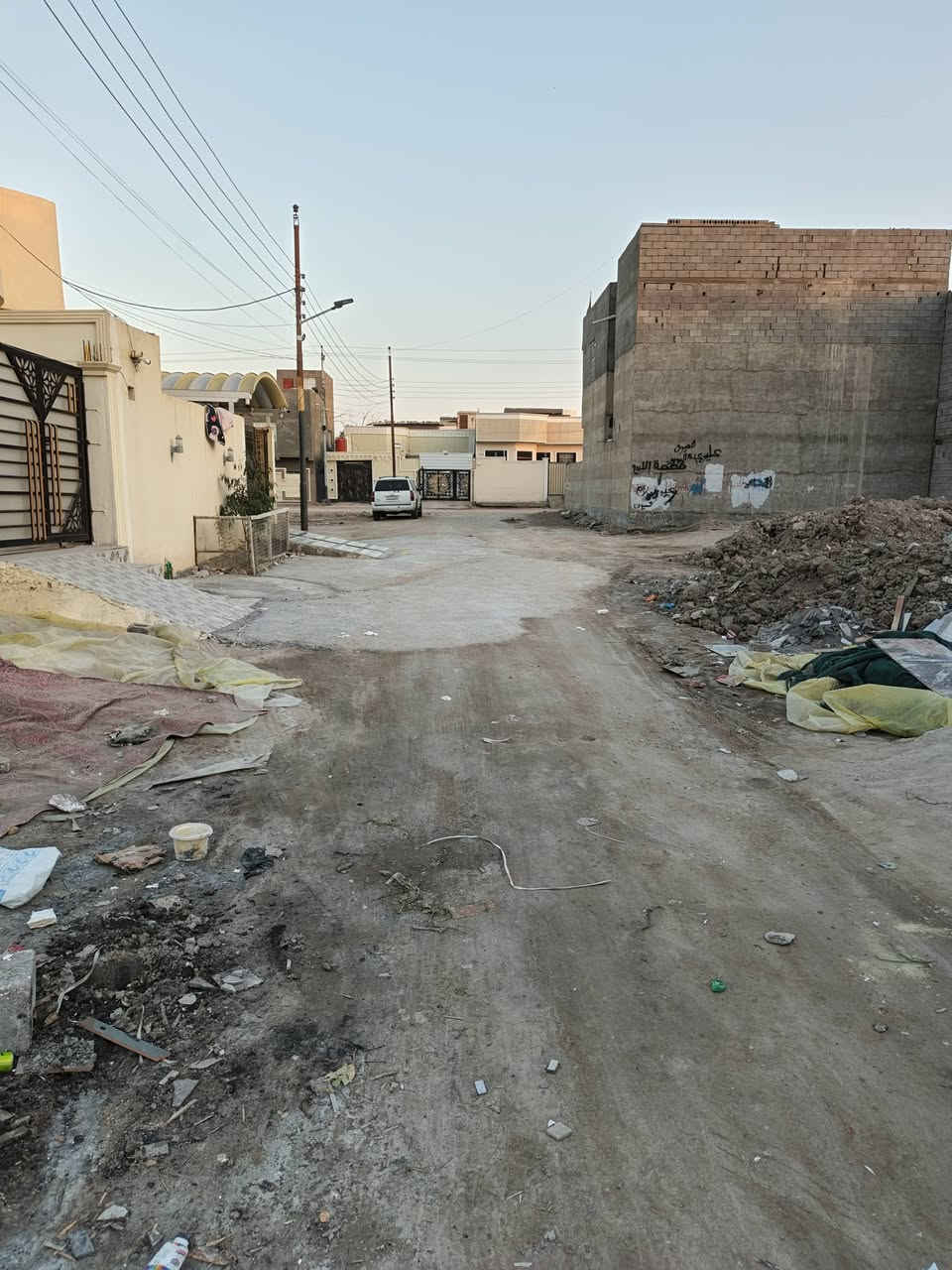 السلام عليكم واسعد الله اوقاتكم

يتوفر بيت للبيع  
#طابو ملك صرف زراعي عراقي وكاله ونسخه من الطابو  ولملاك موجود حي يرزق

مساحة البناء 200م
 
 بيت الركن 
يحتوي البيت على 
3 غرف  5×4
ديوان 8×4
مطبخ 5×4
هول 3×5
صاله 8×5
صحيات داخلي وخارجي
كراج سياره
وحديقه مرتبه 
 البيت بي مساحه ترك 
#البناءجديد 2026 درجه اولى وجاهز من كلشي  منطقه هدوئ ومتوفر بيها جميع  
 الخدمات ماء كهرباء مدارس قريبه مستوصف سوك كافة الخدمات متوفره
البيت فارق وجاهز للسكن 
البيت يقع على شارع 10م  اناره الشارع كله

#العنوان : بصره ابي الخصيب كوت ثويني ////   قريب على صيدلية كوت ثويني //
البيت يبعد عن الشارع كوت ثويني التبليط100م 

( السعر  135  وبي مجال ) ***********
