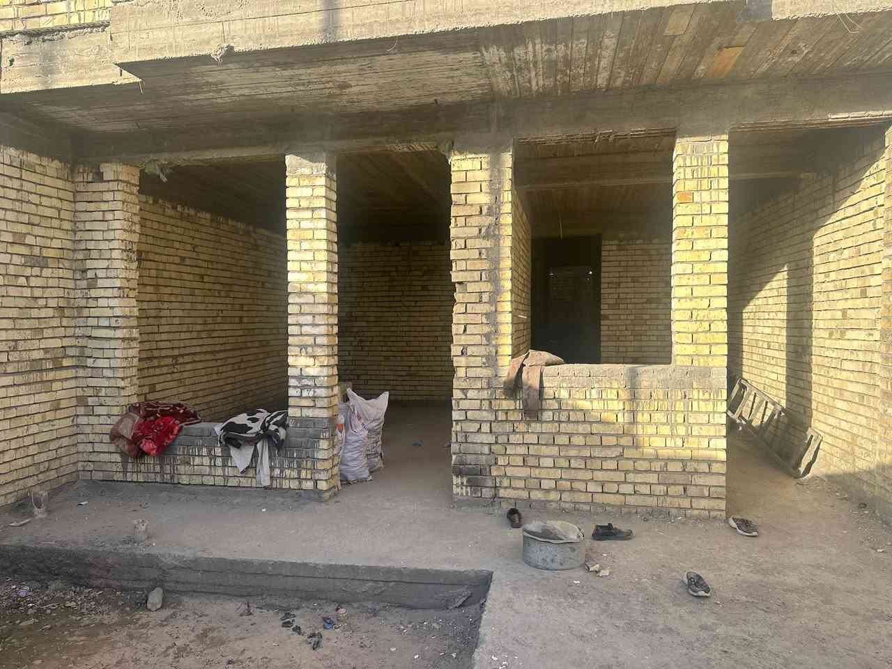 السلام عليكم هيكل ليس عظم طابقين كامل بي كهرباء وماء سمارت  ومعمول بي اشتايكر مع الفوم حديث يحتوي  على 4 غرف ومطبخ معزول ومع مجامع صحيات العنوان الدوره زراعي مدخل سيطرة الحشد قرب السريع منطقة متكاملة من جميع الخدمات ماء كهرباء مجاري ثقيلة ومع التبليط شارع ١٠ / للبيع بسعر مناسب / ***********/ اني صاحب الدار / الرقم بي واتساب
