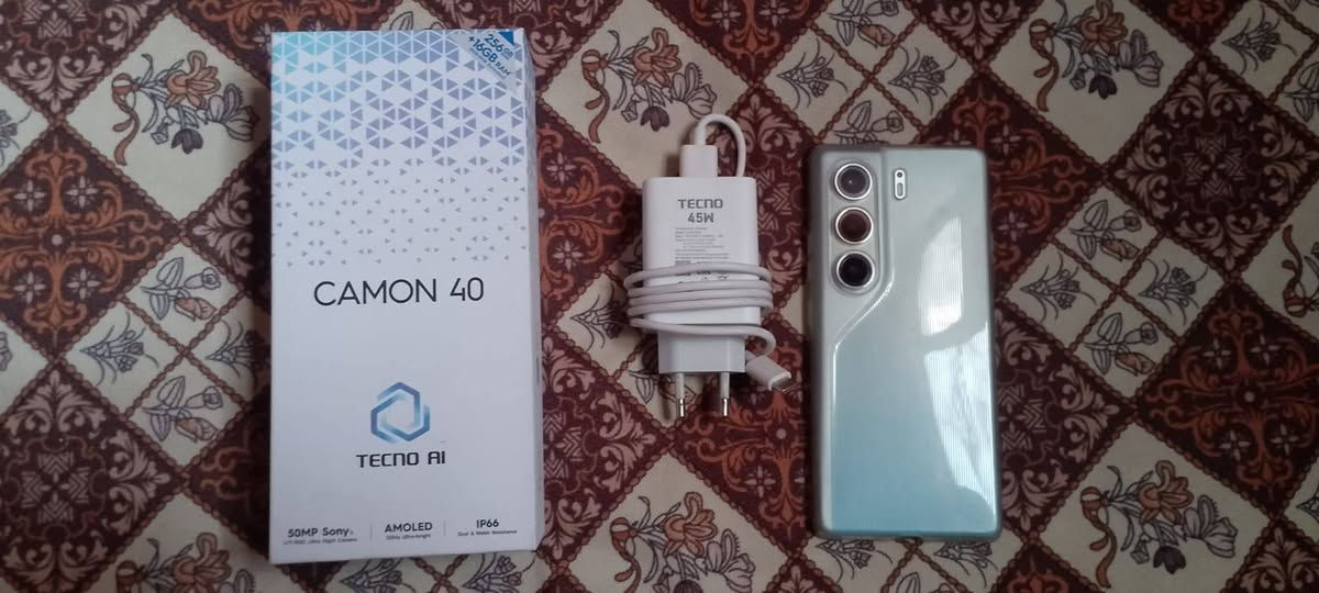 السلام عليكم 

تكنو كامون 40 للبيع شرط اخو لجديد مصار شهرين من اخذتة كامل ملحقاتة 

ذاكرة 256 ولعشوائية 8+8 وكامرتة 50 ميجابكسل من سوني تصويرة كلش حلو 2K و الامامية 32 ميجابكسل 
الشاشة تدعم 120 هرتز تشغل بوبجي 60 فريم ثابت رسومات HDR 
شاحن 45 واط شحن سوبر چارج 
بطاريتة 5200 
معالجة هيليوجي 100 التمت 
سماعات ستيريو يعني فوگ وجوة بالجهاز 
ولجهاز بي تقنية الـ AI كامل كلش حلو وعملي 
عيبة بسسس شخطة بصيطة بالشاشة ممأثرة على كلشي ولا مبينة موضح بالصور 
سعر 255 الف وبي مجال قليل والله لان ألي شغلة بالفلوس 
للتواصل *********** واتساب 
او على الصفحة
