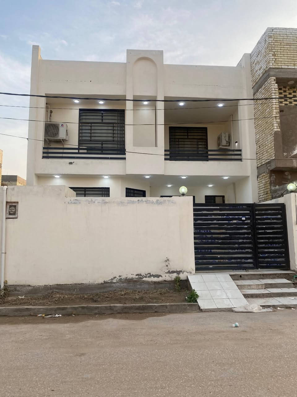 دار للبيع طابو زراعي قرار ٢٥ مساحة ٢٠٠ م٢ طابقين.
الطابق الارضي
1. استقبال
2. صالة
3. غرفة نوم
4. مطبخ
5. صحيات داخلية وخارجية
الطابق الاول :
1. غرف نوم عدد ٣
2. صحيات وحمام داخلي
3. سطح اول وسطح ثاني
الموقع : 
شارع الحولي قرب مجسر الشهداء شارع ٢١ ارض الغري  يبعد عن الشارع العام ٨٠ متر عرض الشارع ١٥ متر 
للأستفسار الاتصال على الرقم ***********     وتتوفر خدمة واتساب.
