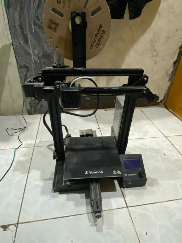 السلام عليكم عندي طابعه 3d مستخدمه استخدام شخصي  قياسات طول 20 سم عرض 20 سم ارتفاع 25 سم مع بكره فلمنت نوع PLA + مستخدم قليل منها السعر 175 للتواصل *********** عندي وماعندي توصيل
