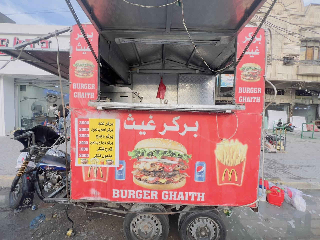 مطعم متنقل للبيع كامل مكمل تجي تتسوك وتفتح على باب الله كامل من شوايه مال بركر وقلايه مال فنكر ووياها 
أغراض كامله بلانكوات مال الفنكر ومال الزيت وشفرات كامله ووياهن حافضات مال خس وطماطم اني جنت اشتغل بيها بس بركر  وتكدر تسوي بيها صاج وزنكر 
للعلم الستوته شغاله  اني مخليها ثابته بمكانها تريد تأخذها وترجعها شغاله كلشي ما بيها واوراق بأسمي 
للاستفسار مراسلتي او الاتصال على الرقم ***********وحتى واتساب موجود
