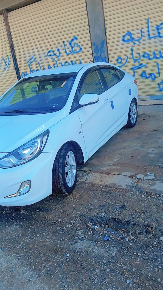 هیوندا ئەکسنت 2011
دوو پەڵە ساردی هەیە 
ڕەسمی سۆنەرم داناوە
گێڕ و مەکینەی بە شەرت
زۆر خاوێنە

سەنەوی و هەزەی تازەیە
تەحویل و غەرامەی بە شەرت
 ***********
شوێن سلێمانی
نرخی ٩٦ وەرەقەو مەجالێ کەم السليمانية, العراق
