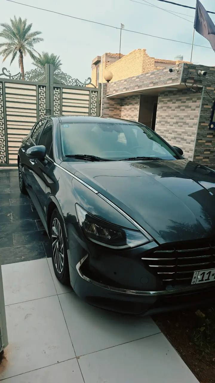 سلام عليكم ورحمة الله وبركاتة
سوناته موديل 2021فول مواصفات قطعتين تبريد سياره خليجي مو امريكي

أهم المواصفات الفنية والتقنية:
المحرك والأداء: محرك سمارت ستريم 2.0 لتر هجين (Hybrid) يوفر تسارعاً سلسًا.
عزم الدوران: يصل عزم دوران المحرك الكهربائي إلى 205 نيوتن متر (إجمالي عزوم النظام 393 نيوتن متر).
استهلاك الوقود: معدل استهلاك ممتاز بحدود لتر واحد لكل 20.1 كم.
ناقل الحركة: 6 سرعات أوتوماتيكي.
السقف الشمسي: توفر الألواح الشمسية شحناً إضافياً للبطارية يضيف مسافة قيادة سنوية تقريبية 1300 كم.
الأنظمة والتقنية: شاشة كبيرة من Bose، نظام صوتي عالي الجودة، نظام الكبح المتجدد لشحن البطارية. 
المميزات الداخلية والخارجية (حسب الفئة):
السلامة: رادار أمامي، خلفي، وجانبي، ونظام النقطة العمياء.
المقصورة: مقاعد كهربائية مع تدفئة وتبريد، شاشة لمس متطورة، وشاحن لاسلكي للهواتف.
التصميم: مصابيح LED أمامية وخلفية، جنوط ألمنيوم بقياسات 16 أو 17 أو 18 إنش. 
تتميز السيارة بتصميم عصري وجريء، مع تركيز على الهدوء والعزل الممتاز داخل المقصورة. 
سعر 155بيه مجال بسيط مكان سياره المثنى المدينه


**إذا كنت صاحب هذا الإعلان وتريد حذفه لأي سبب، رجاءا أرسل رسالة إلى الدعم الفني**