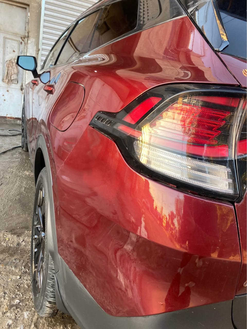 السلام عليكم 
سبورتج XLainوارد امريكي موديل 2024
فول مواصات لون مميز 
مكينه 2500
السياره دخول جديد حادثهه موضح بل صور كفاله من الغود و الشواصي و الدواخل السياره بدون ايراك برده طاك فقط  صبغ اربع قطع بس تعمير درجه اولى ميه بل ميه ما بيهه نقص كامله 
المكان بغداد البلديات ما متوجد عل نت 
*********** بغداد, العراق
