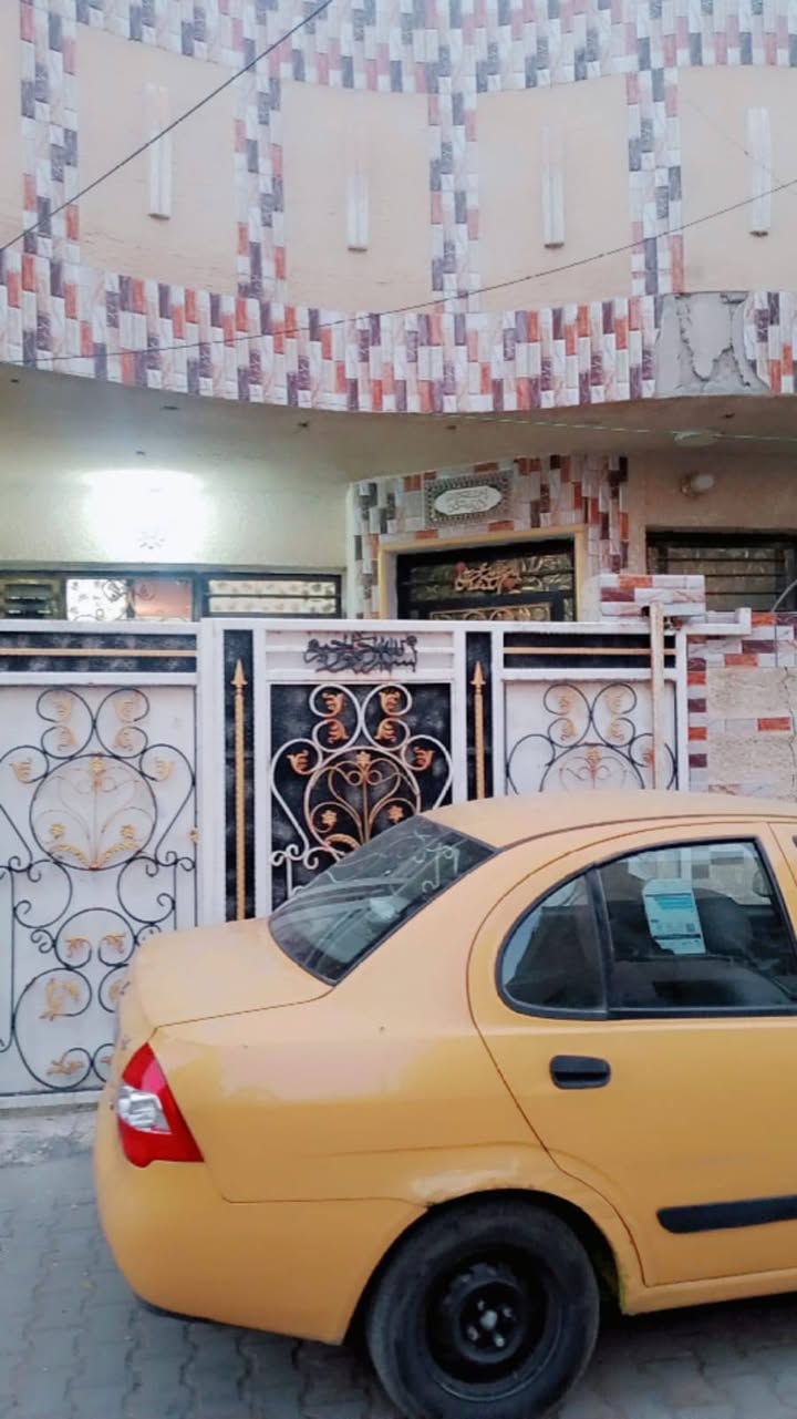 السلام عليكم
بيت المساحه ١٠٠ م شارع محمد الصافي زراعي يحتوي على استقبال وصاله وغرفه نوم ومنور داخلي  وصحيات خارجيه
وداخليه  والطابق الثاني يحتوي على صاله وغرفه سويت كامل البيت بناء جديد للأستفسار واتس اب على الرقم (***********)
