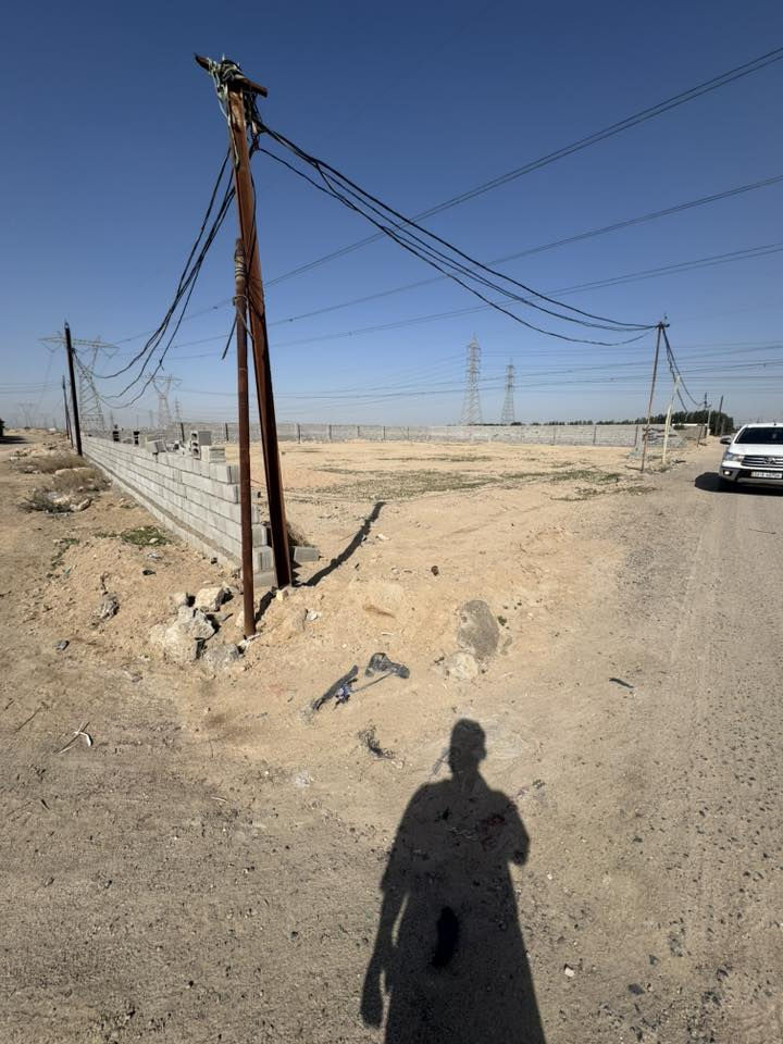 سلام عليكم دونم ب الدواجن ٢٥٠٠متر مسيج وبيه بلوك وسميت ورمل عن الشارع العام كيلو ***********
