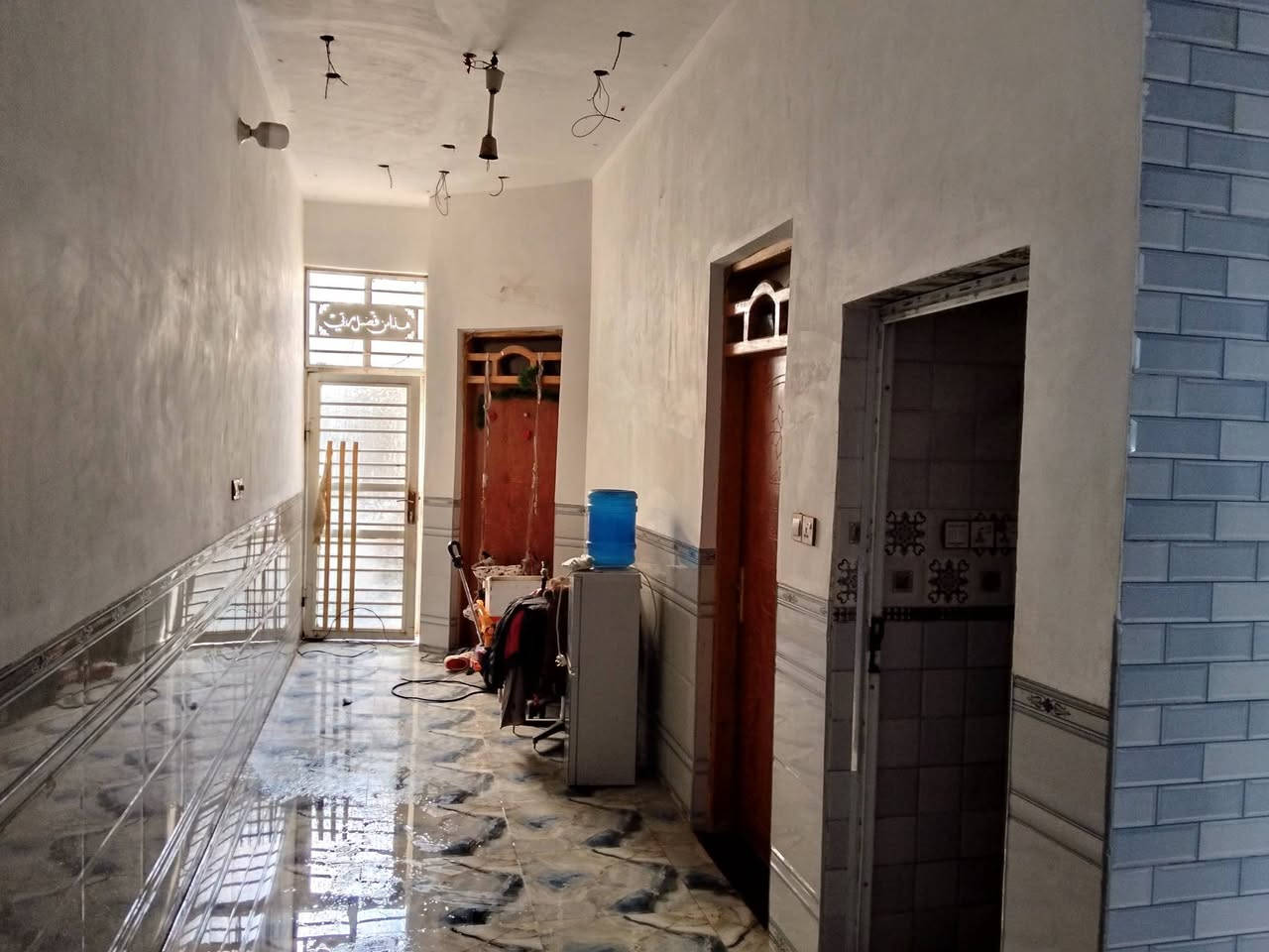 بسم الله الرحمن الرحيم 
بيت للبيع طابو المساحه 125
حي لاامير وره المشروع 
يتكون البيت من غرفتي2+صاله +مطبخ +استفبال 
+حمات داخليه وخارجيه 
سعر البيت 120وبيه مجال مستعجل عله
(عليه اسكان 35ينقطعن من السعر) 
للتفاصيل اكثر ***********
***********
