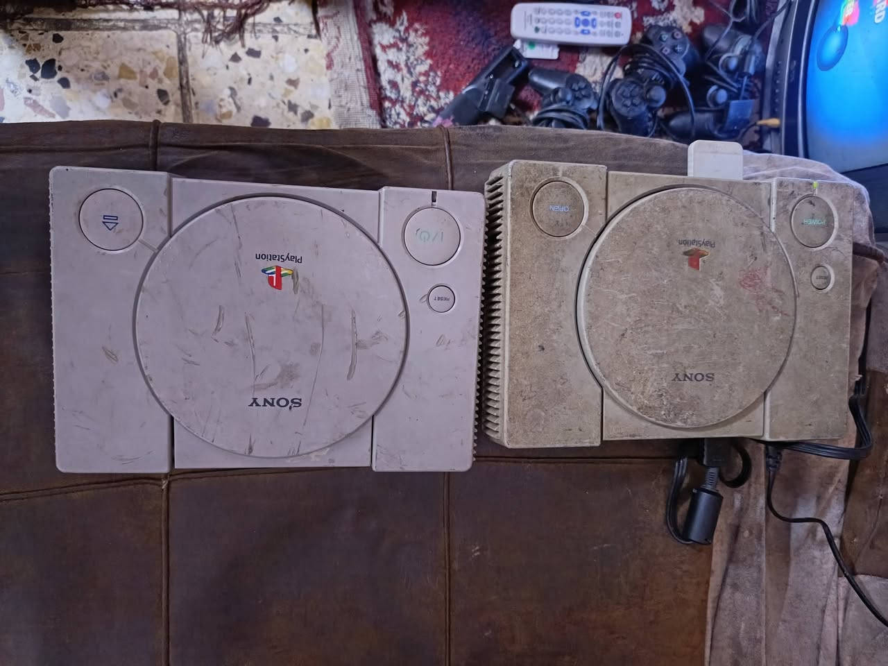 جهازين بلي وان واحد شغال وثاني شغال بس عدسه فقط وتلفزيون هوه وريمونه شغال  و5يدات 5فيش اريد مراوس فقط ب اكس بوكس 360 شعندك مراوس *********** موجود واتساب
