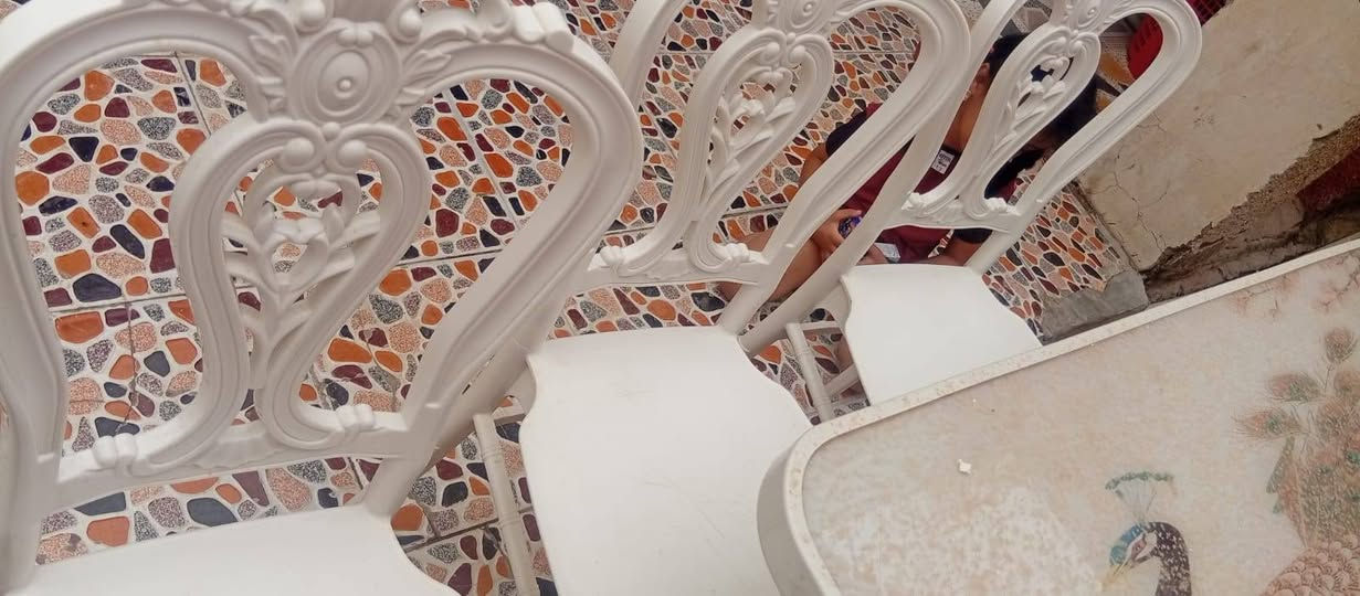 طاولة طعام مع 3 كراسي 50 وبي مجال ***********واتساب
