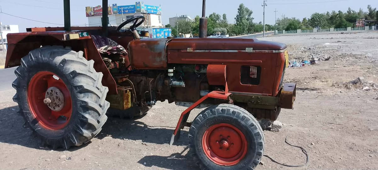 مەکینەی عەنتەر مۆدیل 1987 سەنەوی ڕەقەم خوارە (مەکینە و گێڕ و ئەکسل و جیهاز و پەمپ گازو و جووت برێک و هندل برێک بەشەرت) هەر چوار تایەکەی وەکو تازە وایە کارەبای زۆر مەزبووت (تەنانەت گێچ و گڵۆپی ناودەشبڵی ئیشدەکات) و بەردی ناو تایەی پێوەیە و هەتا بڵێی مەکینەیەکی زۆر مەزبووتە بەس قابیل دۆستە یەک دینار مەسروفی تیانیە و بەس لەسایەقێکی کەمە هەتا بڵێی جوان ماوەتەوە.
شۆێن:چەمچەماڵ_شۆڕش ژ.م:***********
