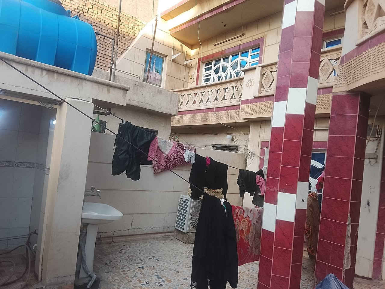 بيت للايجار مساحه 200 منطقت الشعب حي البساتين ضهر جامع المرتضى طابو يحتوي ع كراج كبير مع استقبال وغرفه نوم ومطبخ مع حمام  تواليت خارجي وداخلي مع غرفتين فوك رقمي ***********
